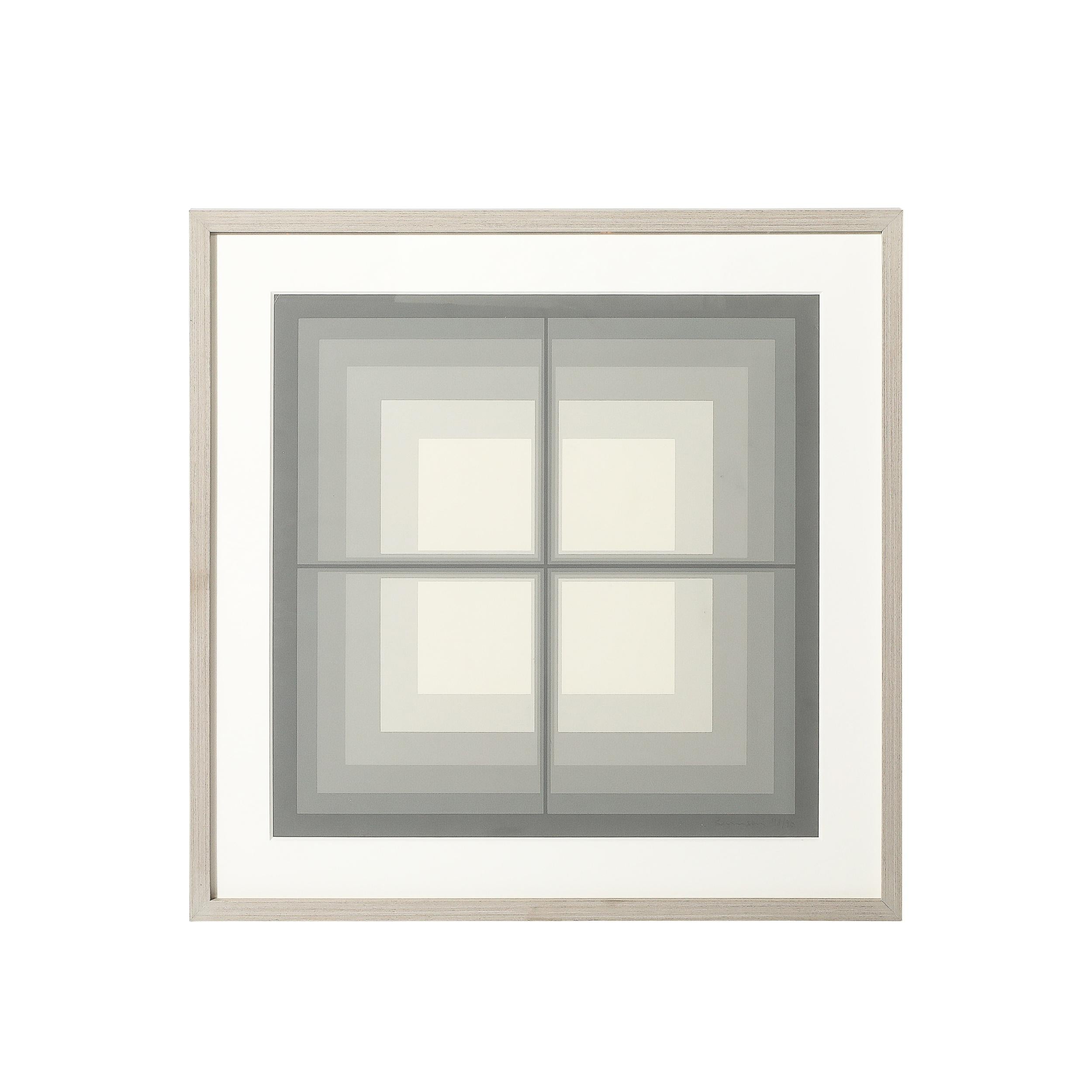 Dieser brillant präzise und raffinierte abstrakte geometrische Siebdruck der Jahrhundertmitte in grauen Quadraten, Edition 78/90, stammt von Mon Levinson aus den Vereinigten Staaten von 1969. Die quadratische Komposition ruht in einem speziell