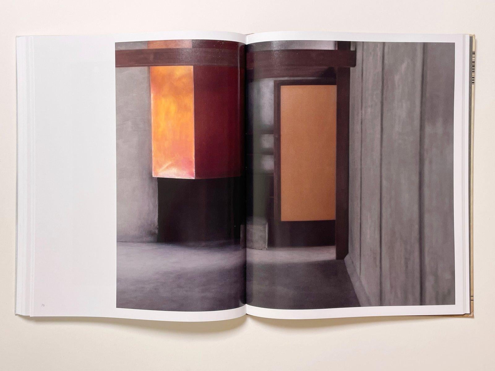En Kings Road (2022), Mona Kuhn reconsidera líricamente los reinos del tiempo y el espacio dentro de los elementos arquitectónicos de la Casa Schindler de Los Ángeles. Construida por el arquitecto austriaco Rudolph M. Schindler en 1922, la casa fue