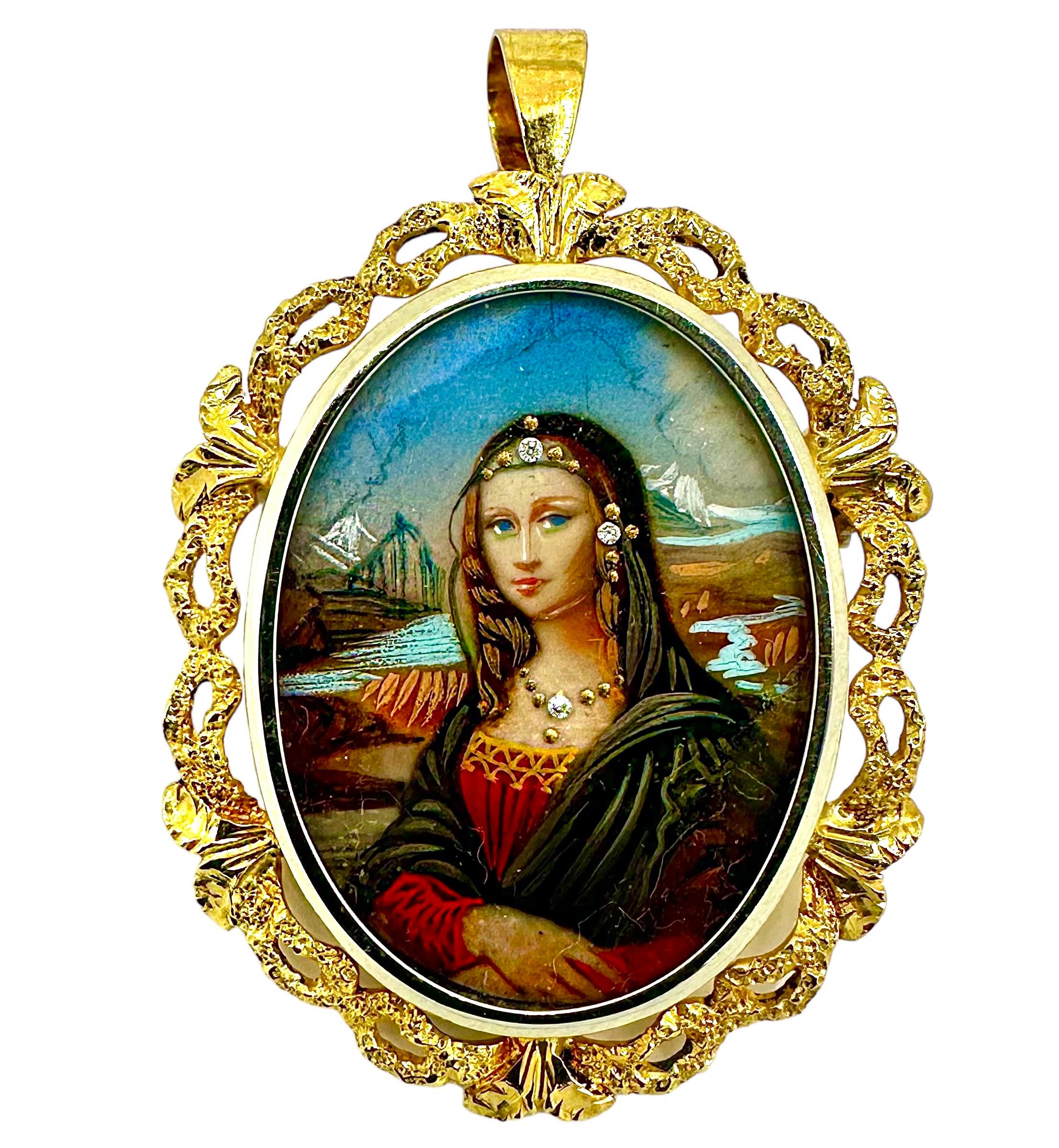 Il existe de nombreux styles différents de pendentifs/broches de portraits vintage sur le marché, mais ce style Mona Lisa est l'un des plus uniques. Encadré dans un cadre ovale en or jaune 18 carats à l'aspect de dentelle, le sujet de ce portrait