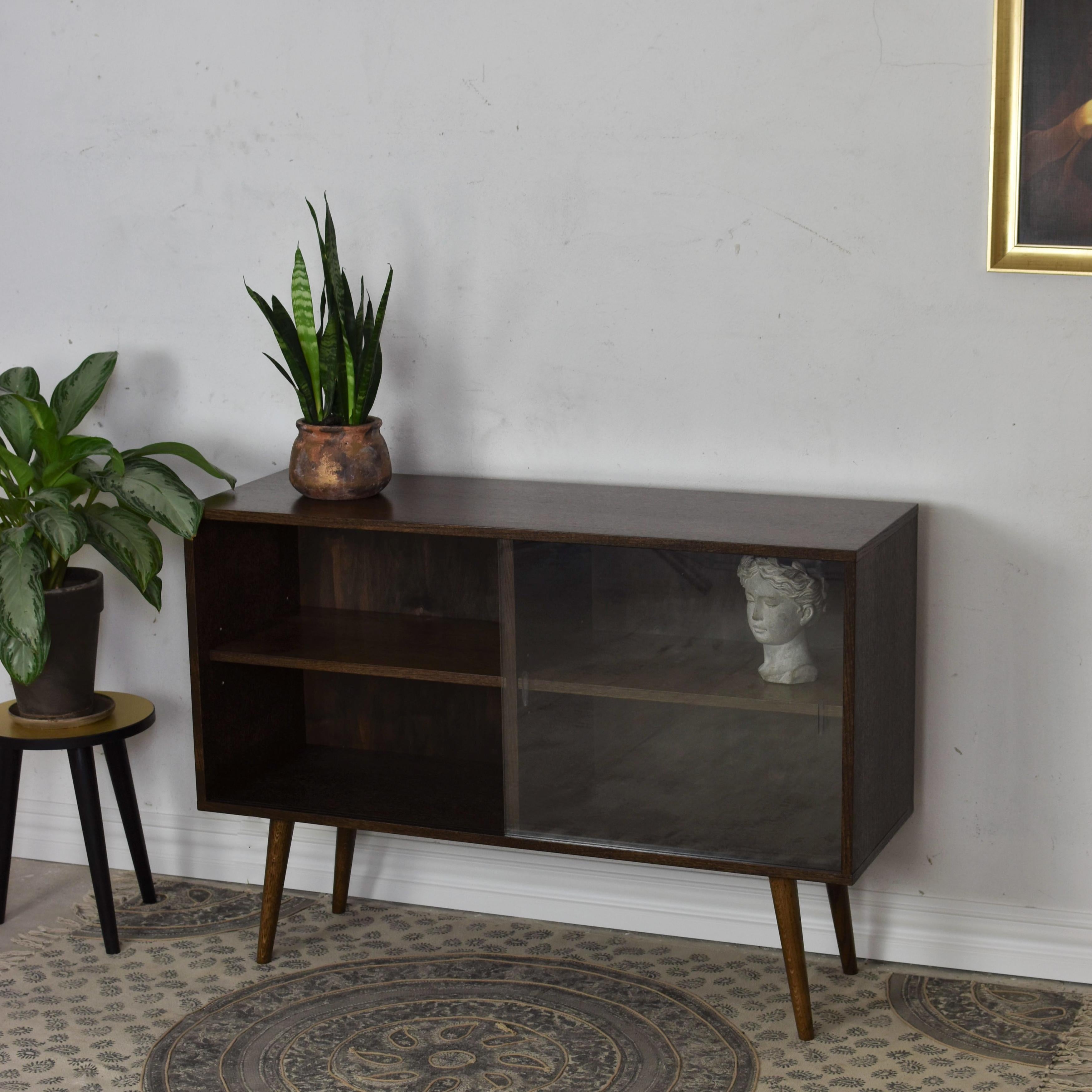 Meuble de rangement moyen Mona par Pastform
Dimensions : D 40 x L 100 x H 85 cm.
MATERIAL : Bois teinté et verni.

Disponible en différentes couleurs de bois : Whisky, Rhum, BPA, Nobel, Brandy, Schwarz, Honey, Cognac, Dark Brown, Nevada et Natura.