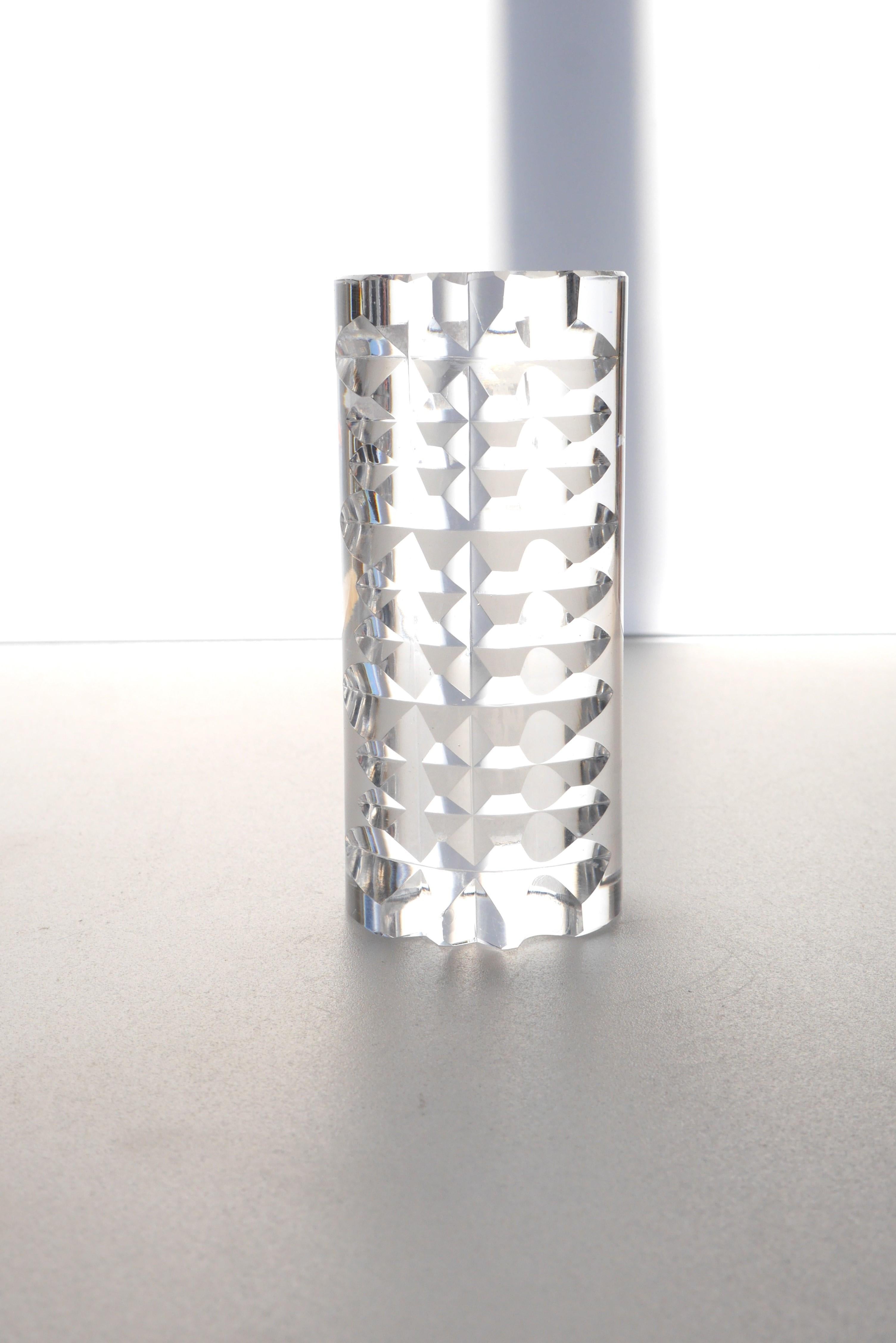 Suédois Vase et objet d'art décoratif en cristal taillé à la main de Mona Morales, Kosta, Suède en vente
