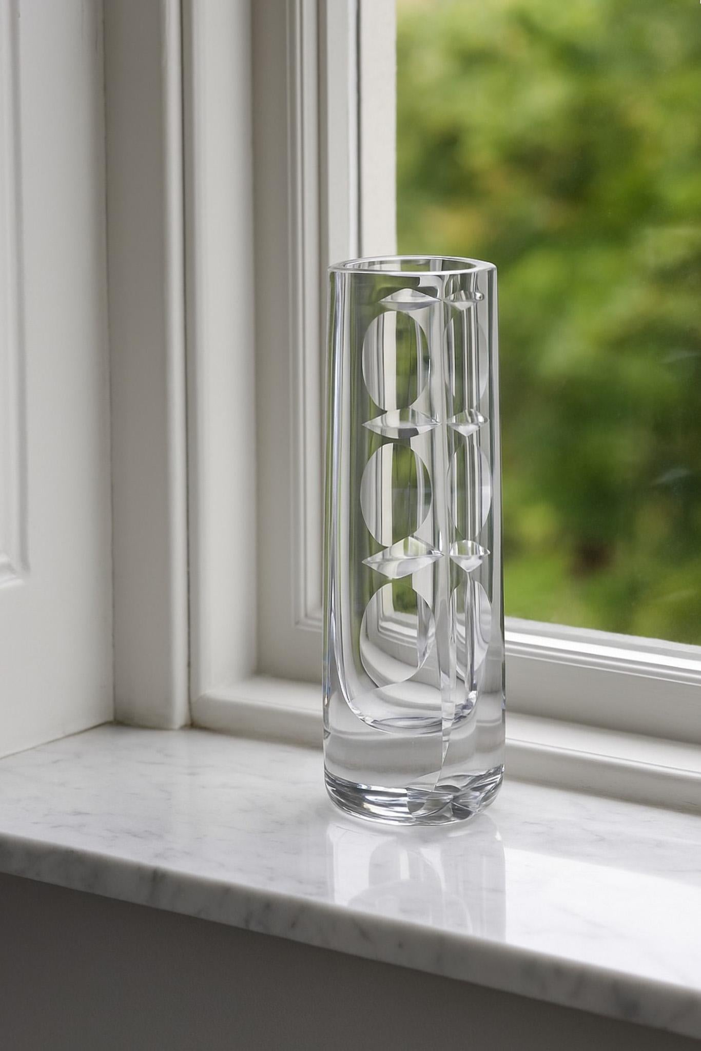 Un magnifique vase en cristal taillé et assez grand, ainsi qu'une sculpture d'art miniature ou un presse-papier, réalisés et signés par Mona Morales Schildt dans les années 1960. Elle est considérée comme l'une des conceptrices de verre les plus