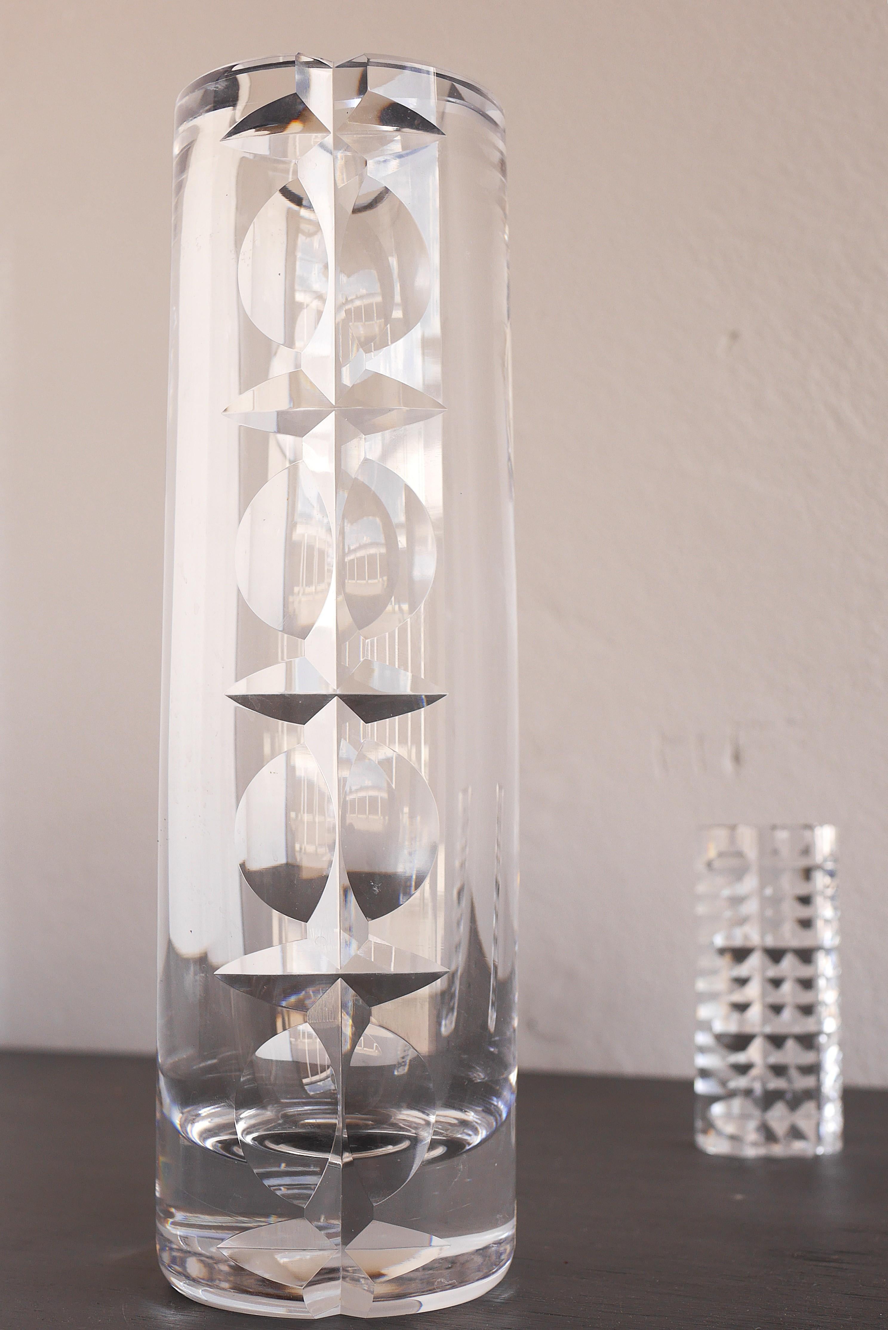 Verre brun Vase et objet d'art décoratif en cristal taillé à la main de Mona Morales, Kosta, Suède en vente