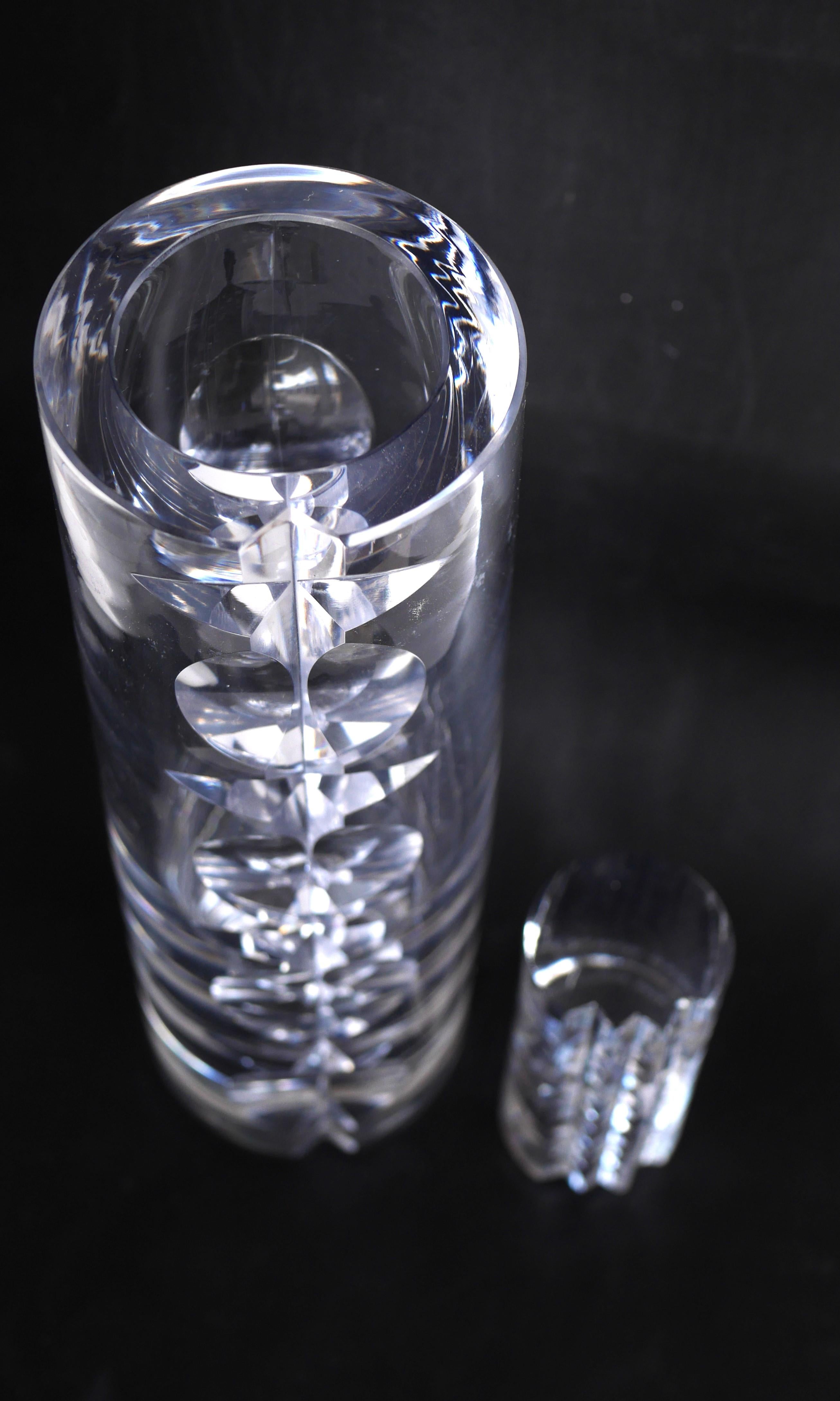 Vase et objet d'art décoratif en cristal taillé à la main de Mona Morales, Kosta, Suède en vente 3