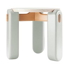 Mesa auxiliar Mona con tablero de travertino, patas lacadas en polvo y estructura de madera