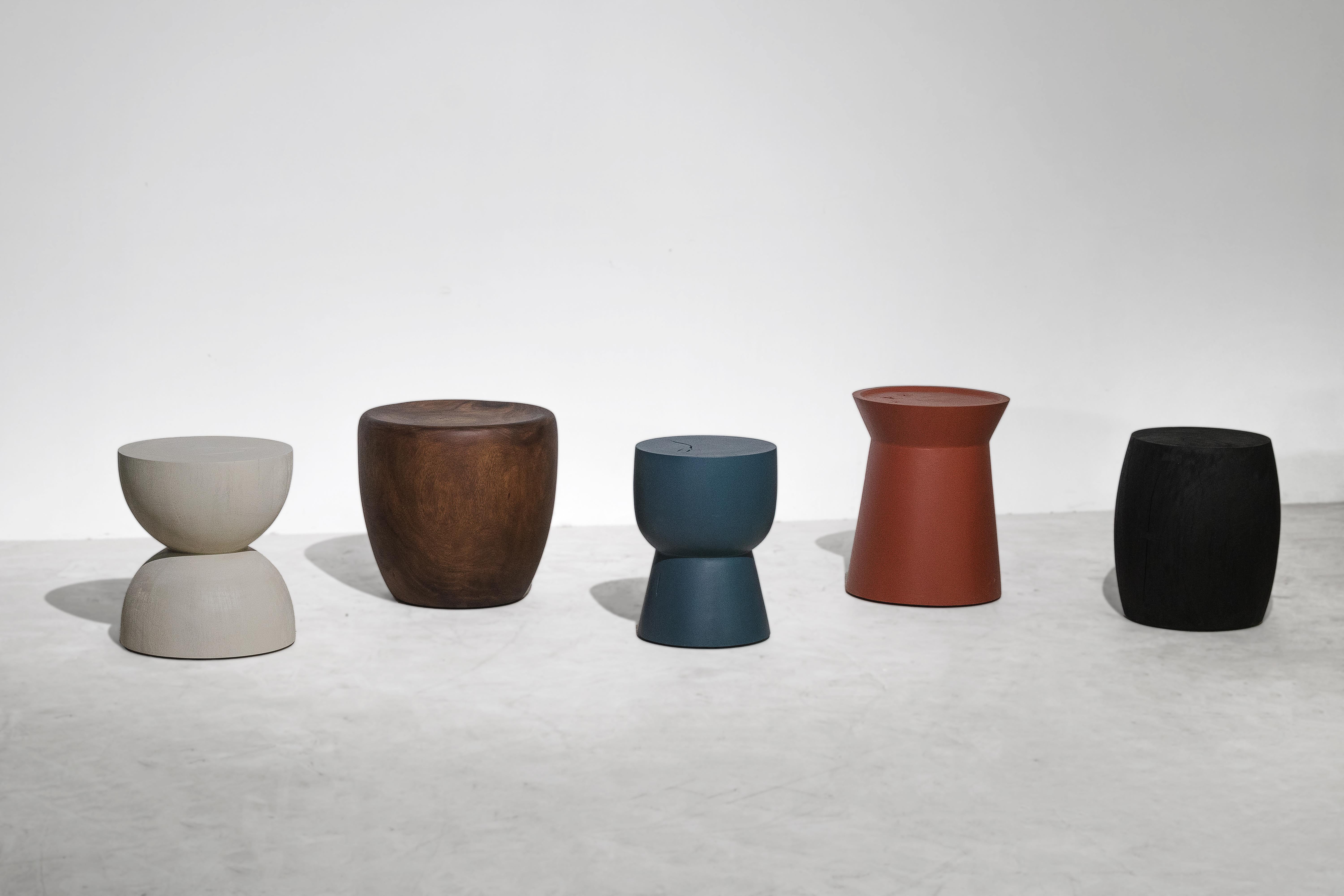 Fait main Tabouret MONA, finition Monkey Pod bleu rivière en vente