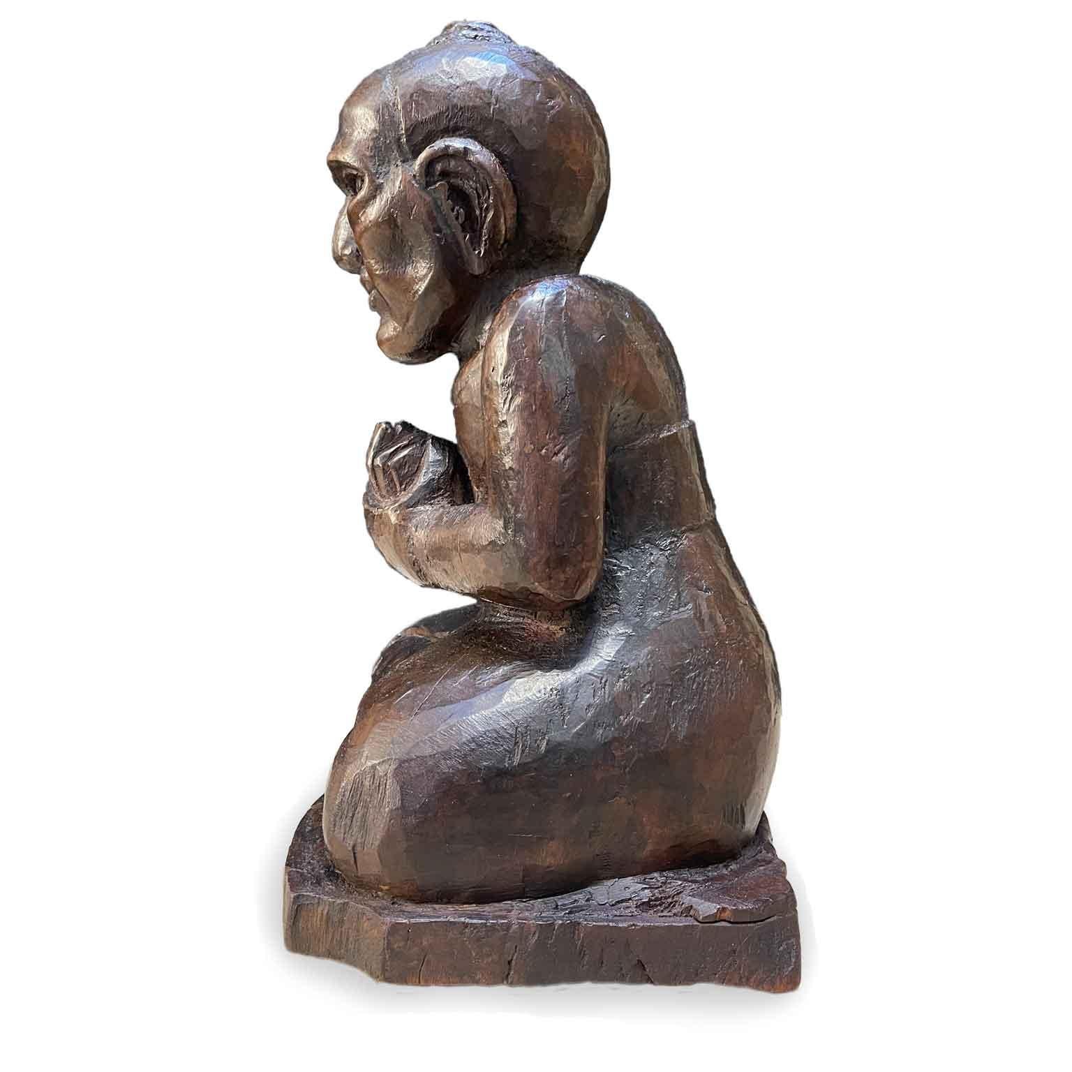Sculpture orientale en bois sculpté de moine birman Début 1900 Bon état - En vente à Milano, MI