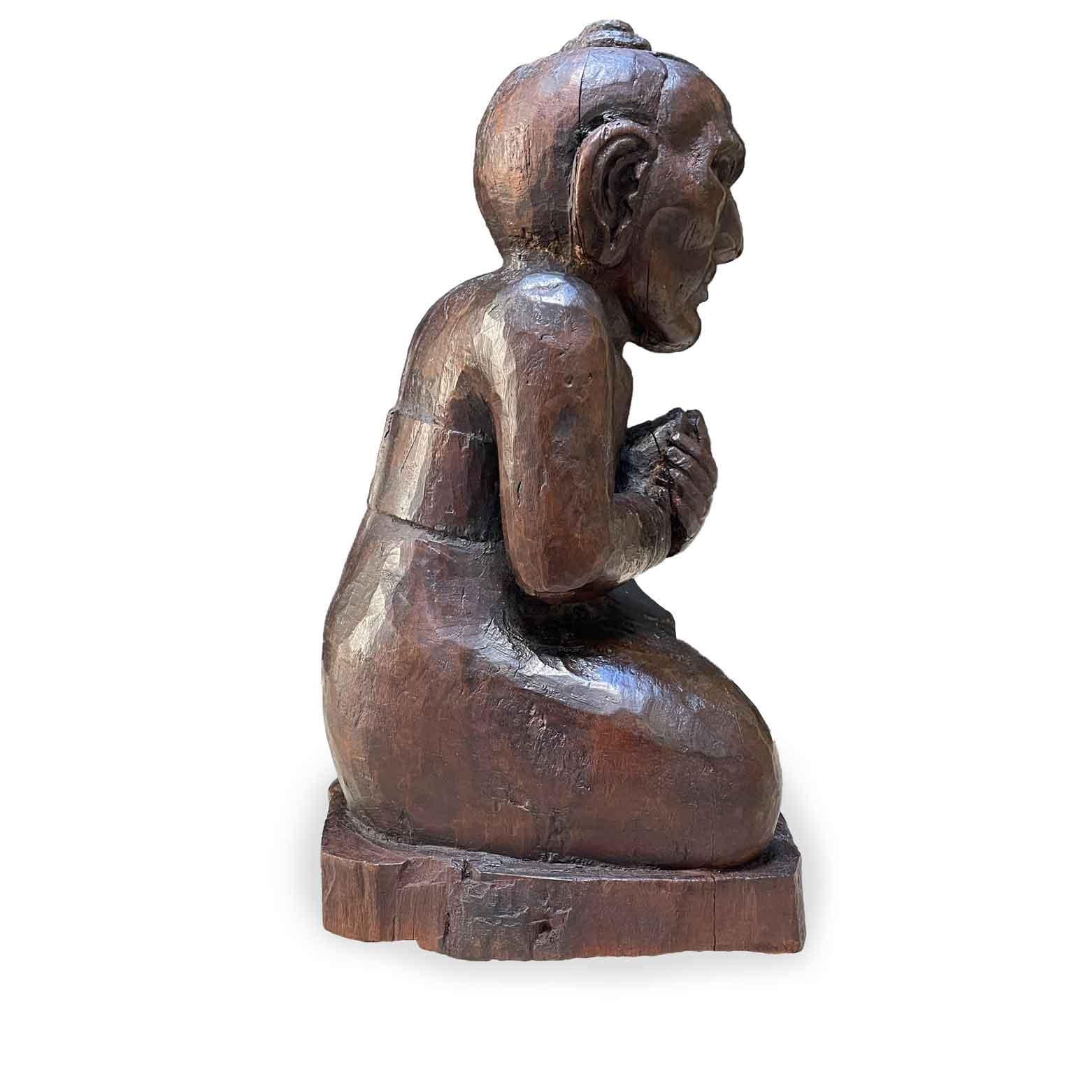 Bois de feuillus Sculpture orientale en bois sculpté de moine birman Début 1900 en vente