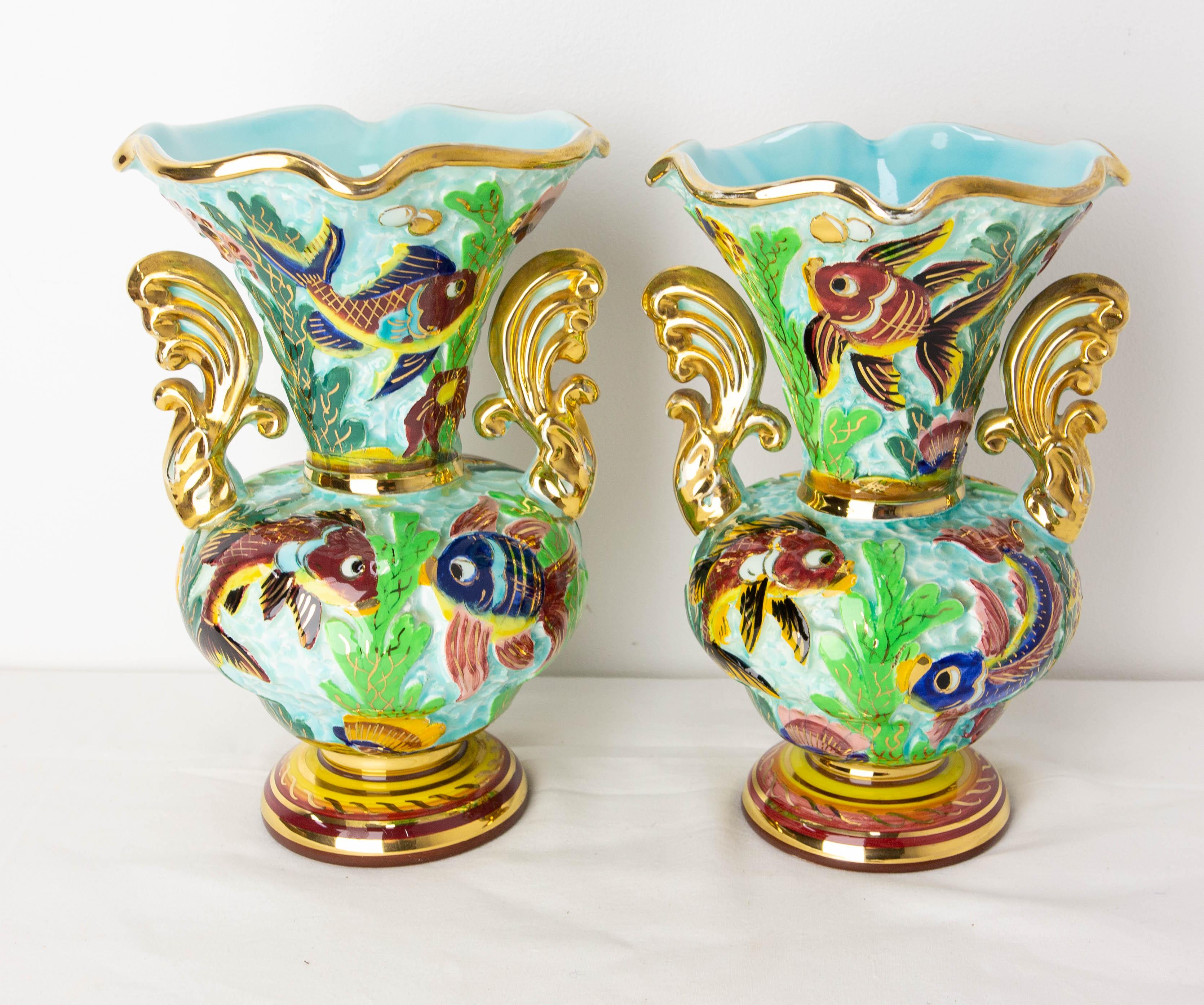 Diese Vase aus der Mitte des Jahrhunderts stellt Fische und Algen auf dem Meeresgrund dar.
Jede Vase birgt eine Vielzahl bunter Details, die in einem naiven und fröhlichen Stil gemalt sind.
Gemalt von Cerart Monaco
Guter Vintage-Zustand.

Maße: 16 /