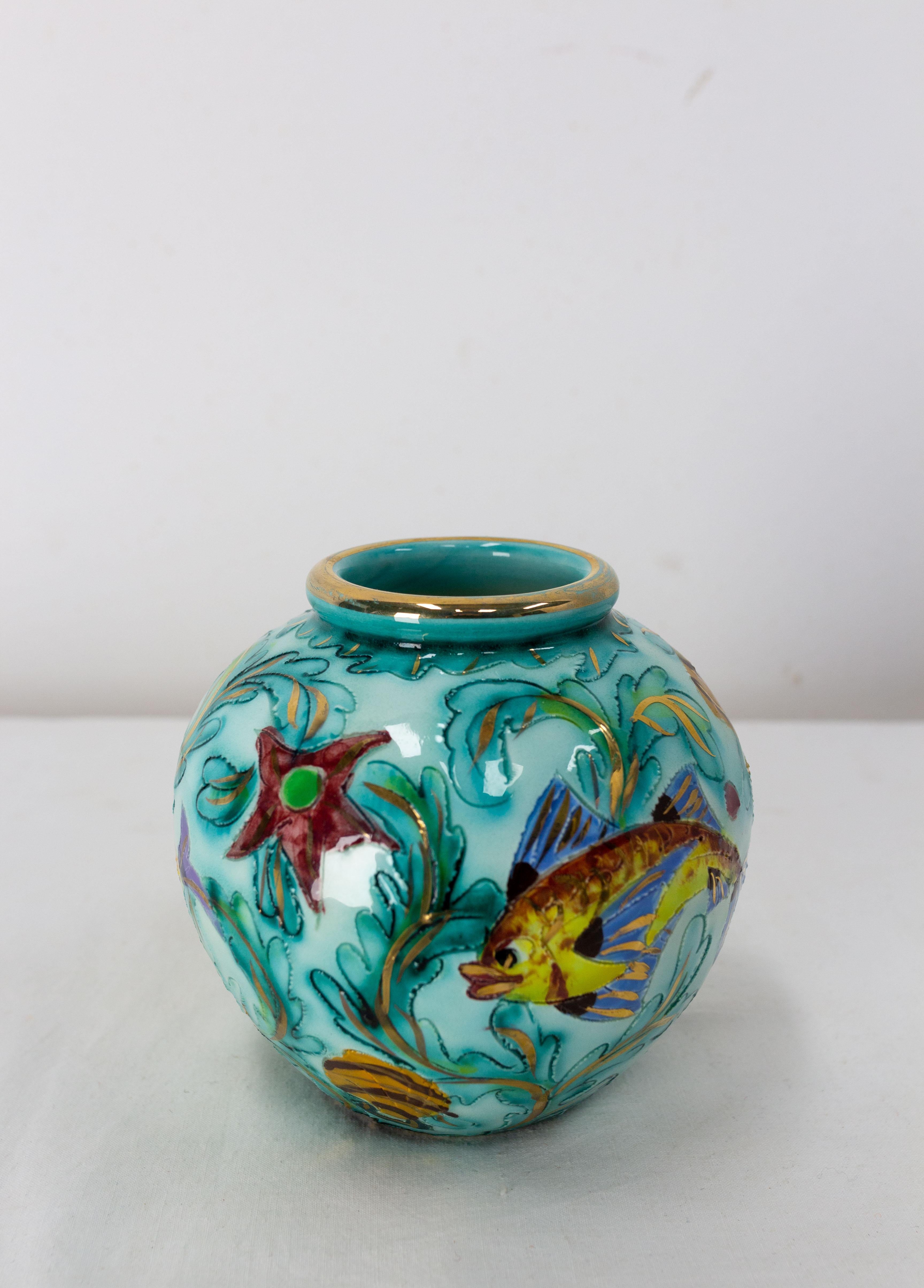 This mid-century vase represents fishes and seaweeds on the seabed.
Very colorated.
Good vintage condition.

Measures: D12, H12, 0,46 kg.