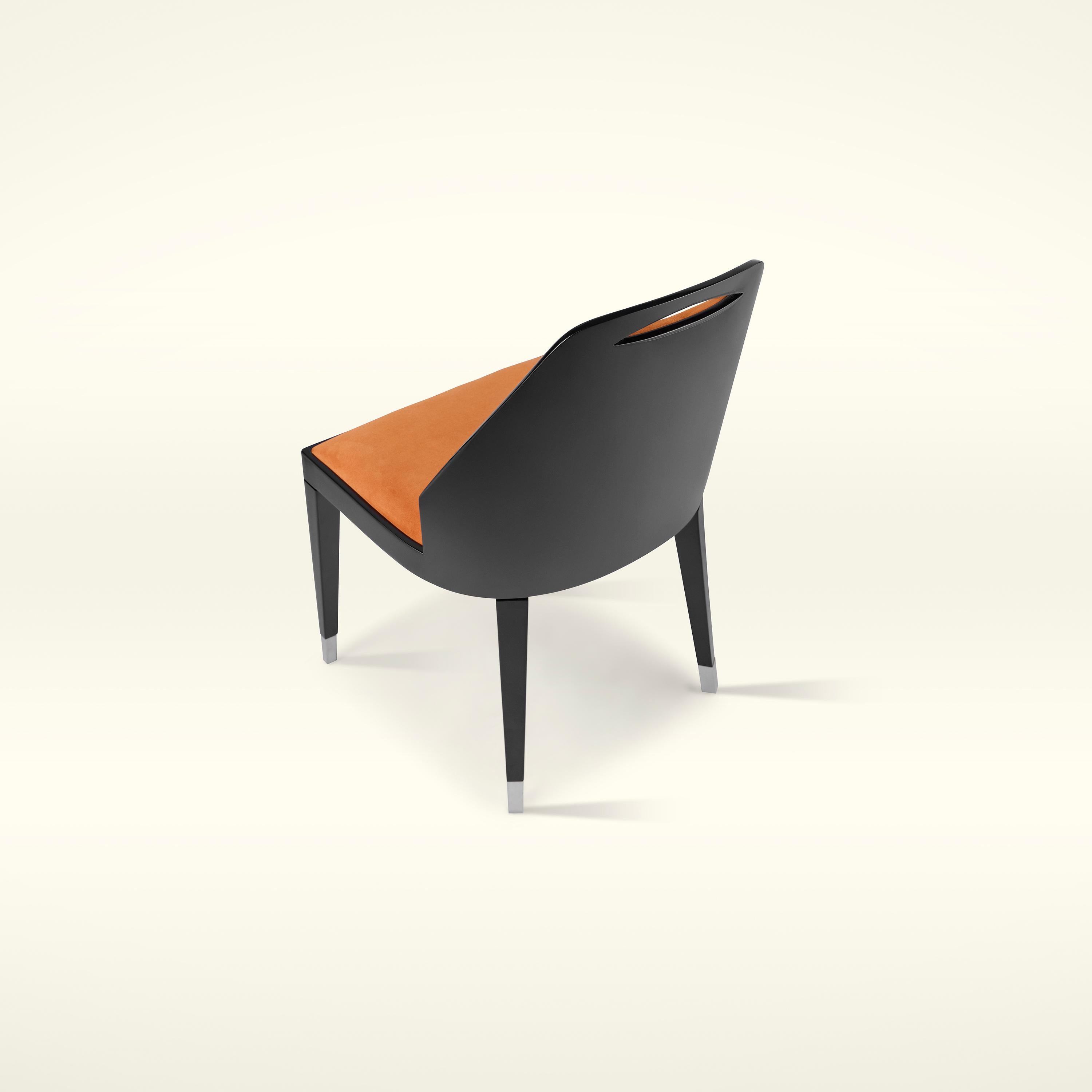 Laccato Sedia Monaco, Eleganza laccata lucida con rivestimento in nabuk in vendita