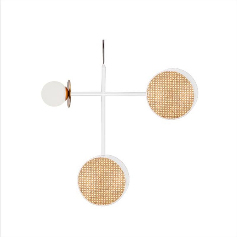 Una sospensione perfetta di forme rotonde, rete in rattan e dettagli in ottone intrecciati con globi di vetro delicati e opachi. Realizzato su ordinazione. 