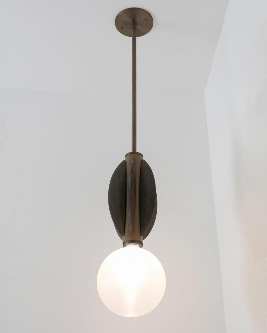 Spazzolato Lampada da soffitto Monarch in bronzo spazzolato di Carla Baz in vendita
