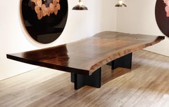 Mesa de comedor "Monarch" de nogal con borde vivo del artesano Florian Roeper