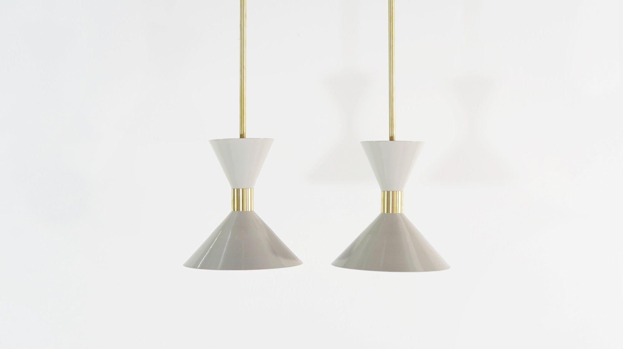 L'ampia fascia in ottone e il cono svasato in scala drammatica rendono il Monarch una forte dichiarazione di design. Questo design è fortemente influenzato dal modernismo francese e italiano di metà secolo.


In ottone e smalto 