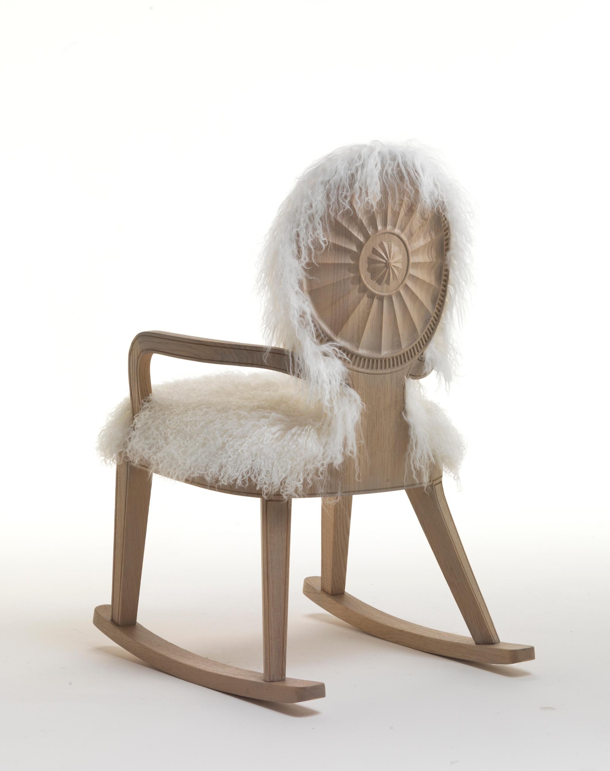 Unser Monarch-Stuhl ist eine exquisite Kreation, die von Archer Humphryes Architects entworfen wurde und über das herkömmliche Design eines Schaukelstuhls hinausgeht. Dieses handgefertigte Meisterwerk ist ein harmonisches Zusammenspiel von Struktur