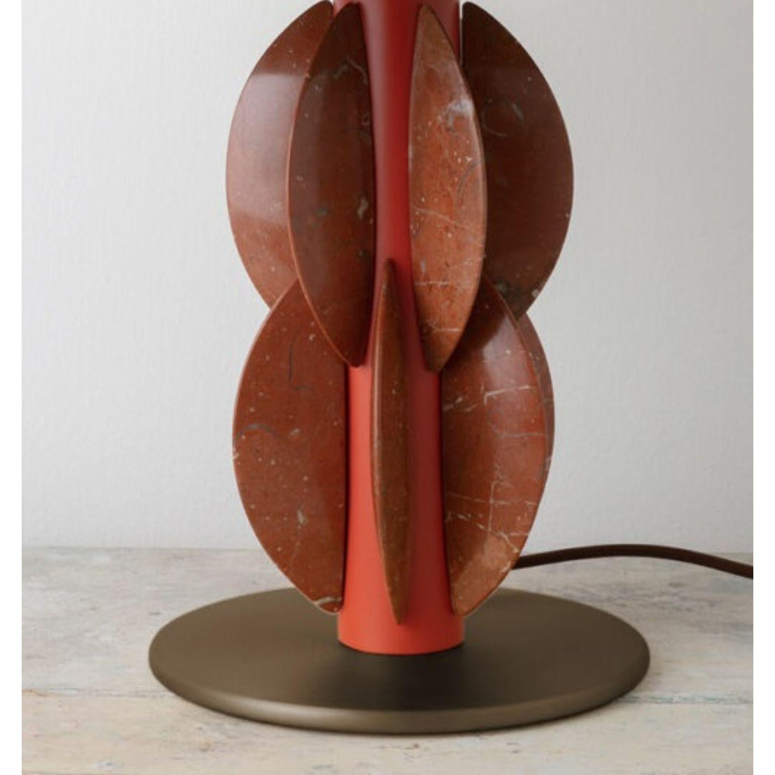 Postmoderne Lampe de table Monarch Rosso Alicante et bronze brossé par Carla Baz en vente