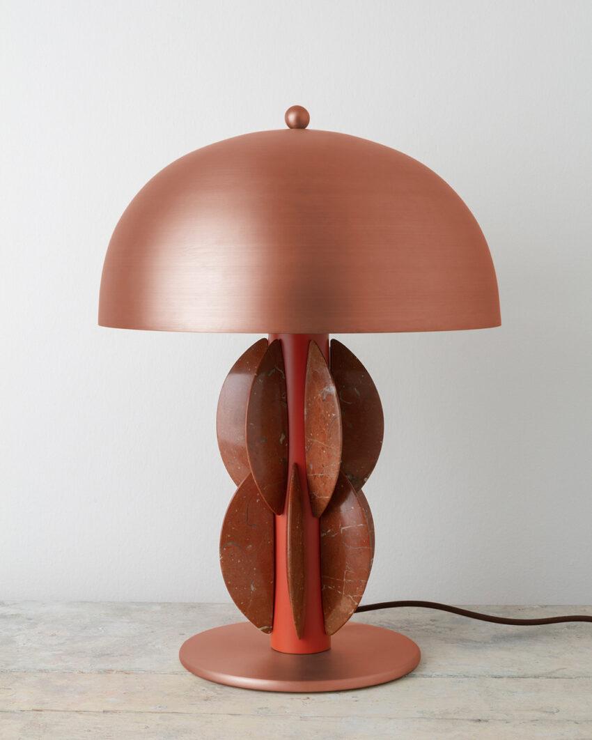 Lampada da tavolo Monarch Rosso Alicante e rame spazzolato di Carla Baz
Dimensioni: Ø 40 x H. 60 cm.
Materiali: Marmo Rosso Alicante e rame spazzolato.
Peso: 11 kg.

La serie di luci Monarch è stata sviluppata con l'idea di opulenza e dettagli