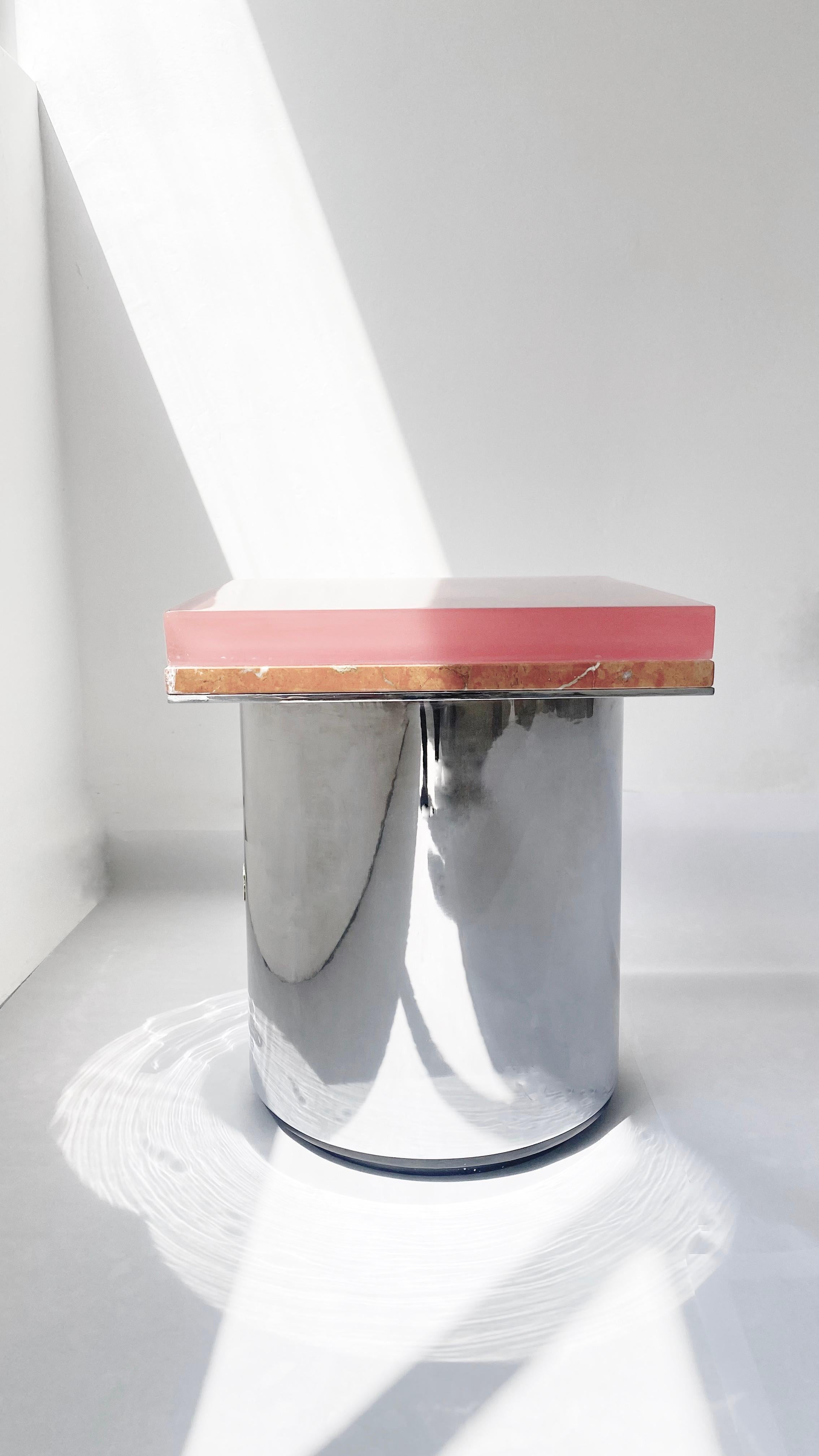 Coutr Table Marcel, tube en métal résiné et chromé.