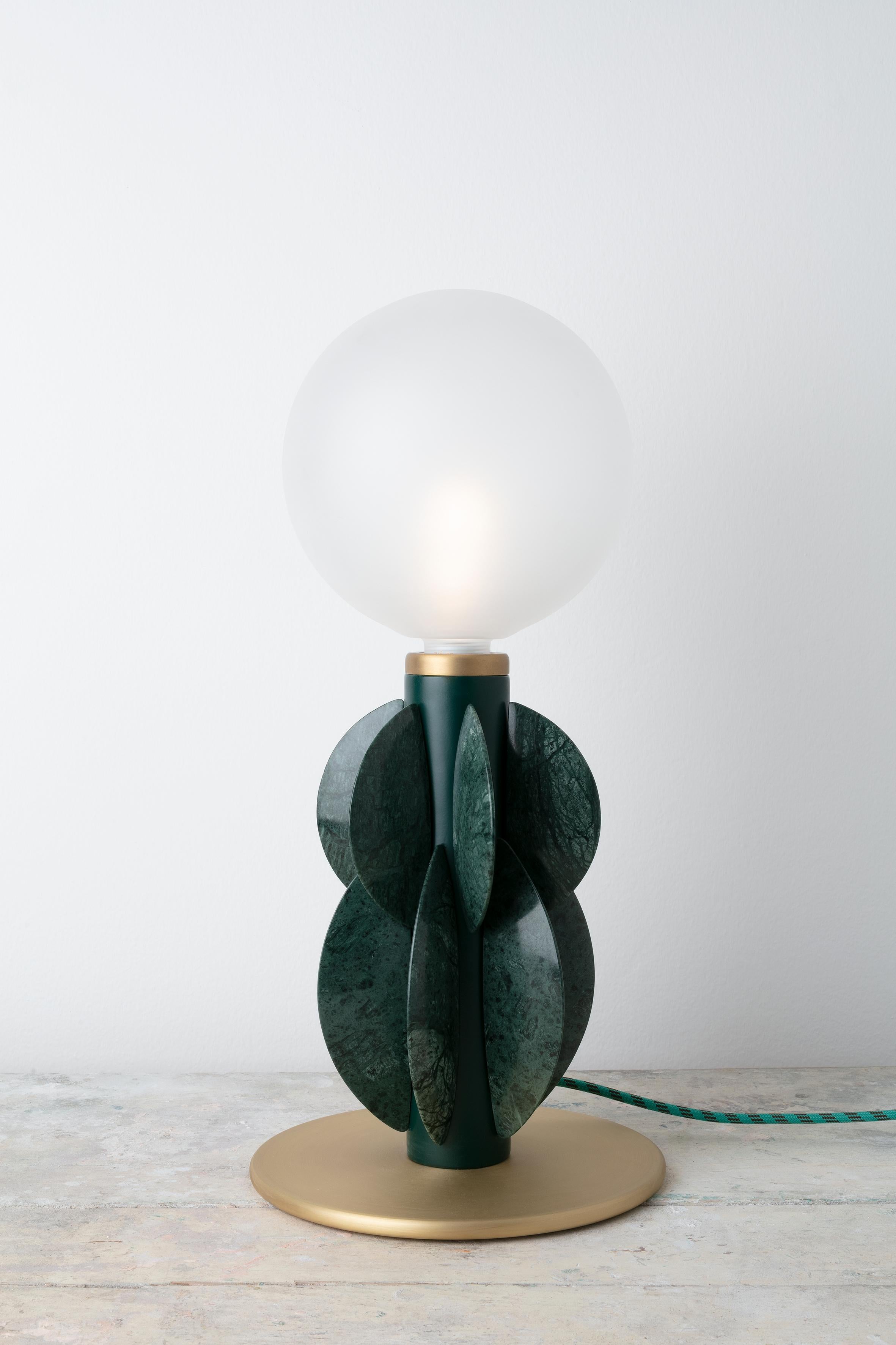 Peint Lampe de bureau Monarch avec dôme en verre, Carla Baz en vente