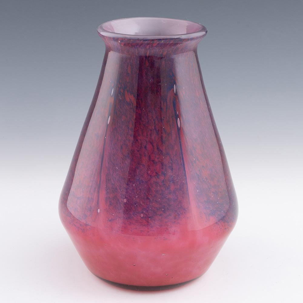 Rúbrica : Jarrón de cristal Monart - Forma D - Art Déco
Fecha : c1935
Origen : Perth, Reino Unido
Características del cuenco : Vidrio moteado rosa y azul con interior blanco.
Marcas : Ninguna
Tipo : Plomo
Tamaño : Altura 20,5 cm
Estado :