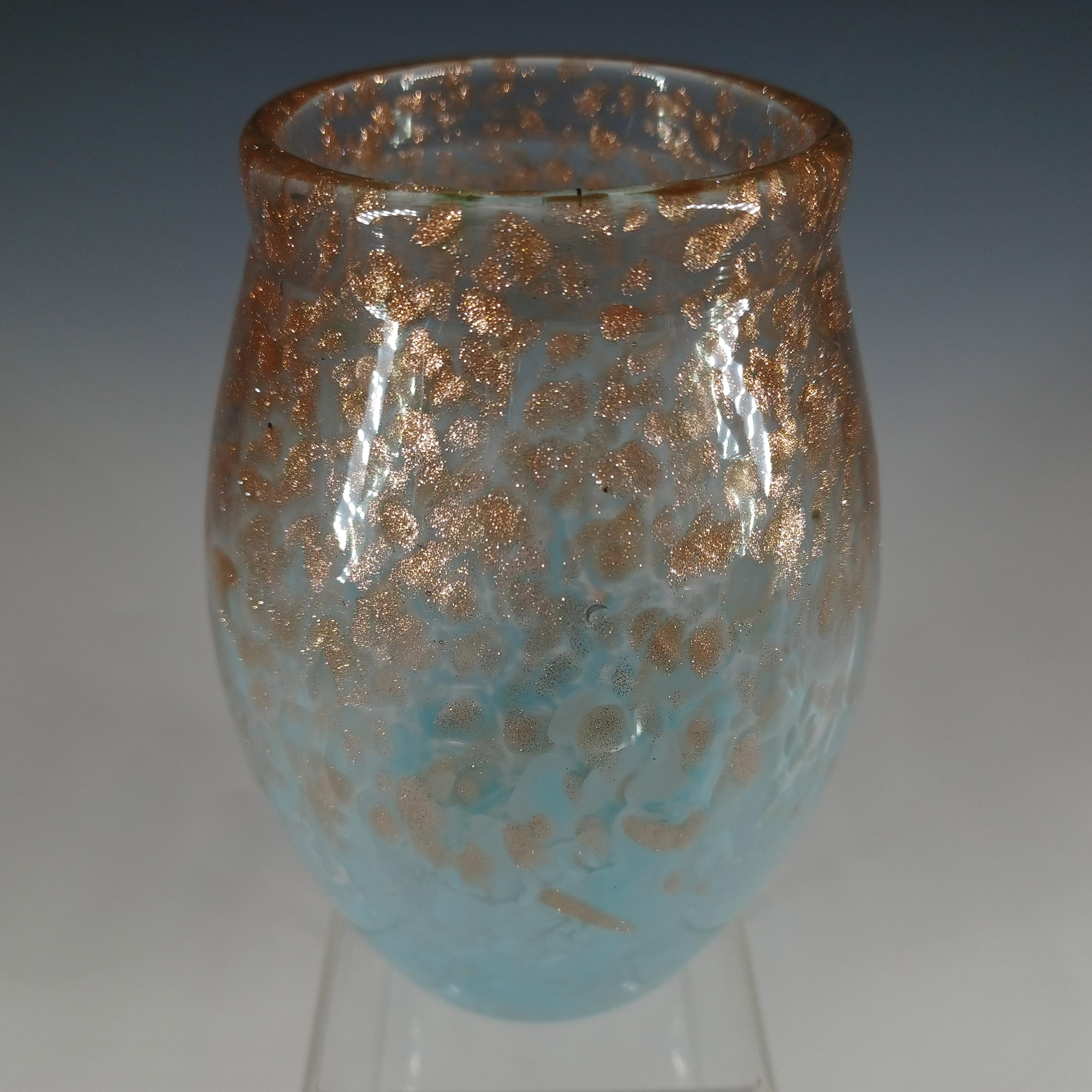 Mid-Century Modern Vase en verre vintage Monart MF bleu pâle et aventurine cuivrée en vente