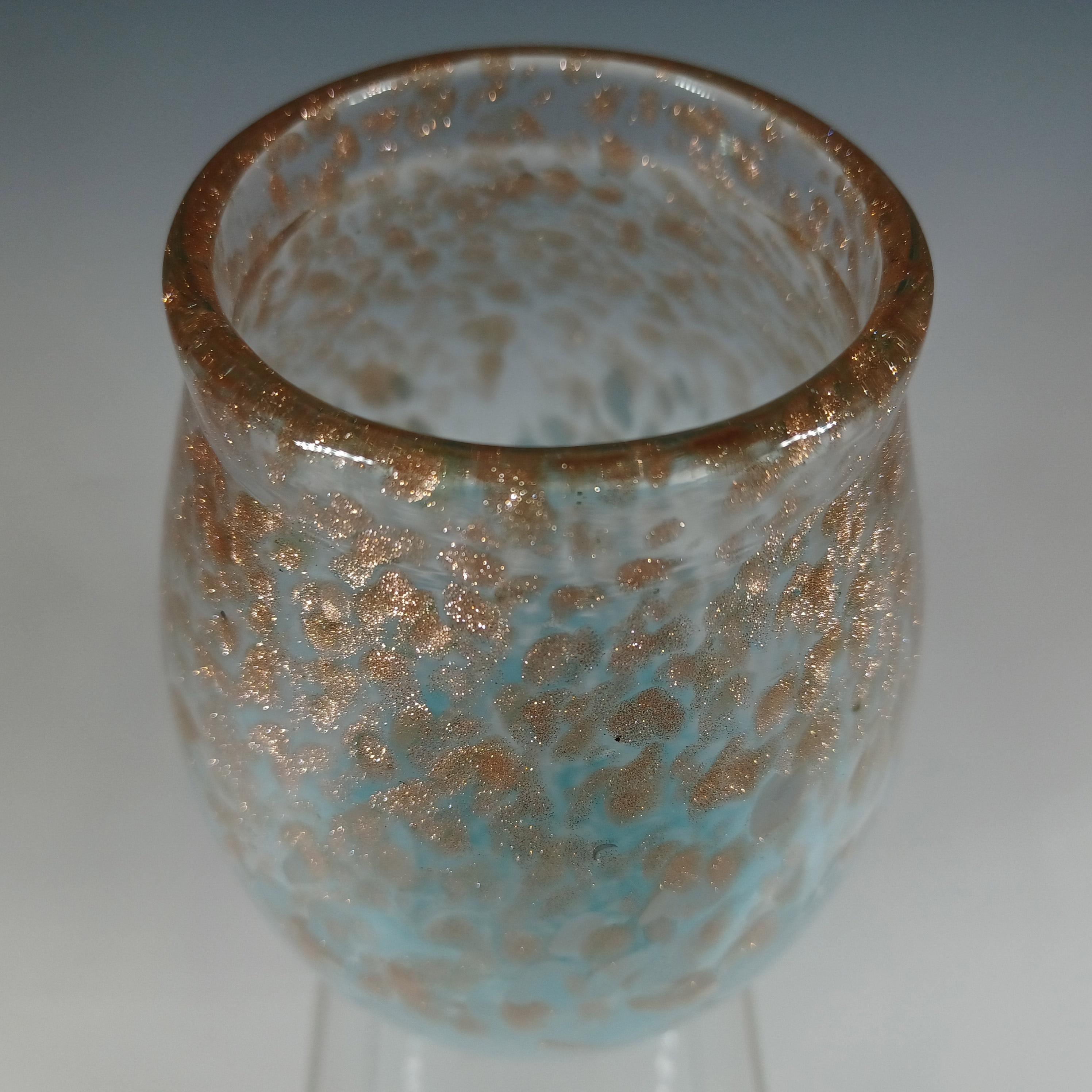 Monart MF Blassblaue & Kupfer-Aventurin-Vase aus Vintage-Glas, Aventurin (Handgefertigt) im Angebot