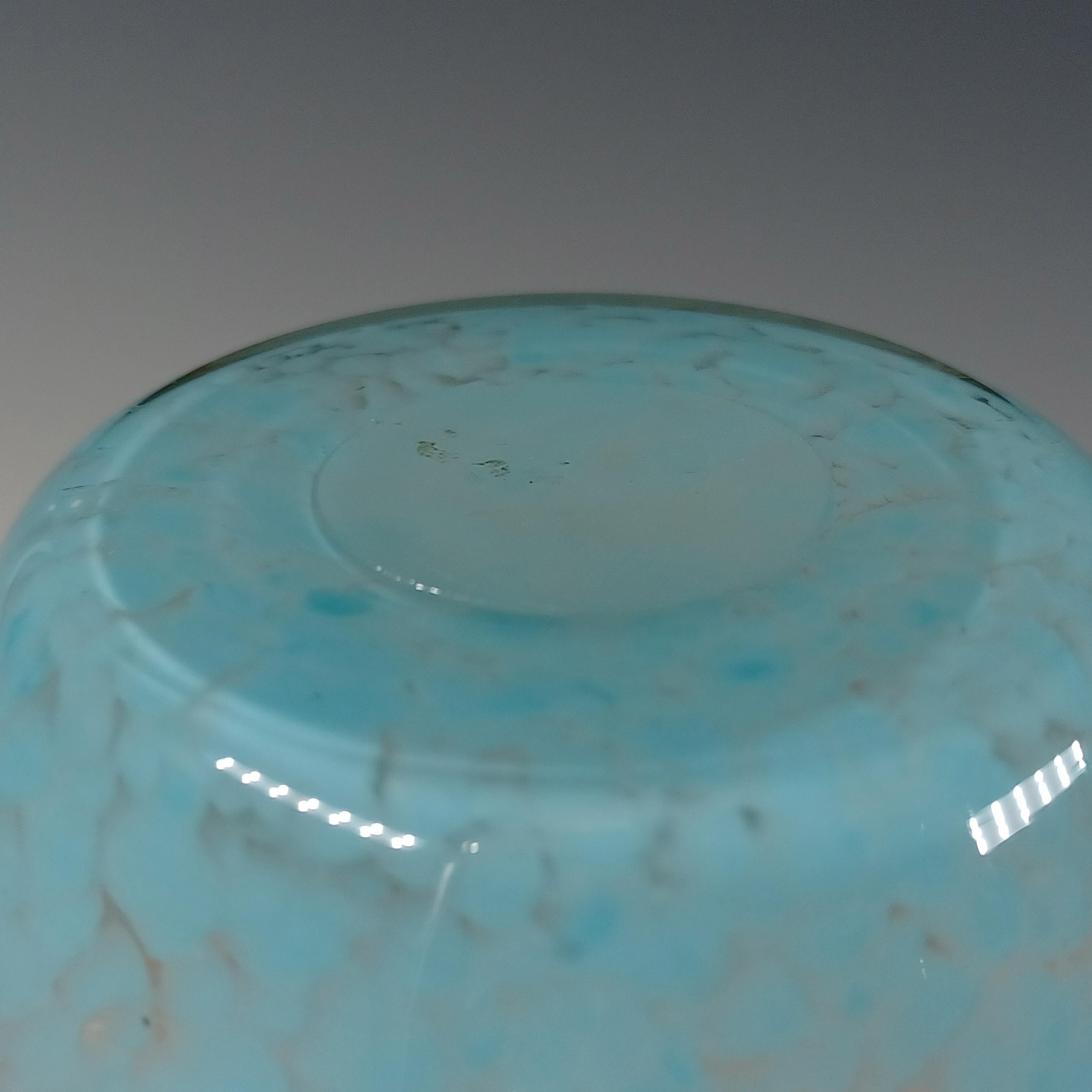 Vase en verre vintage Monart MF bleu pâle et aventurine cuivrée en vente 1