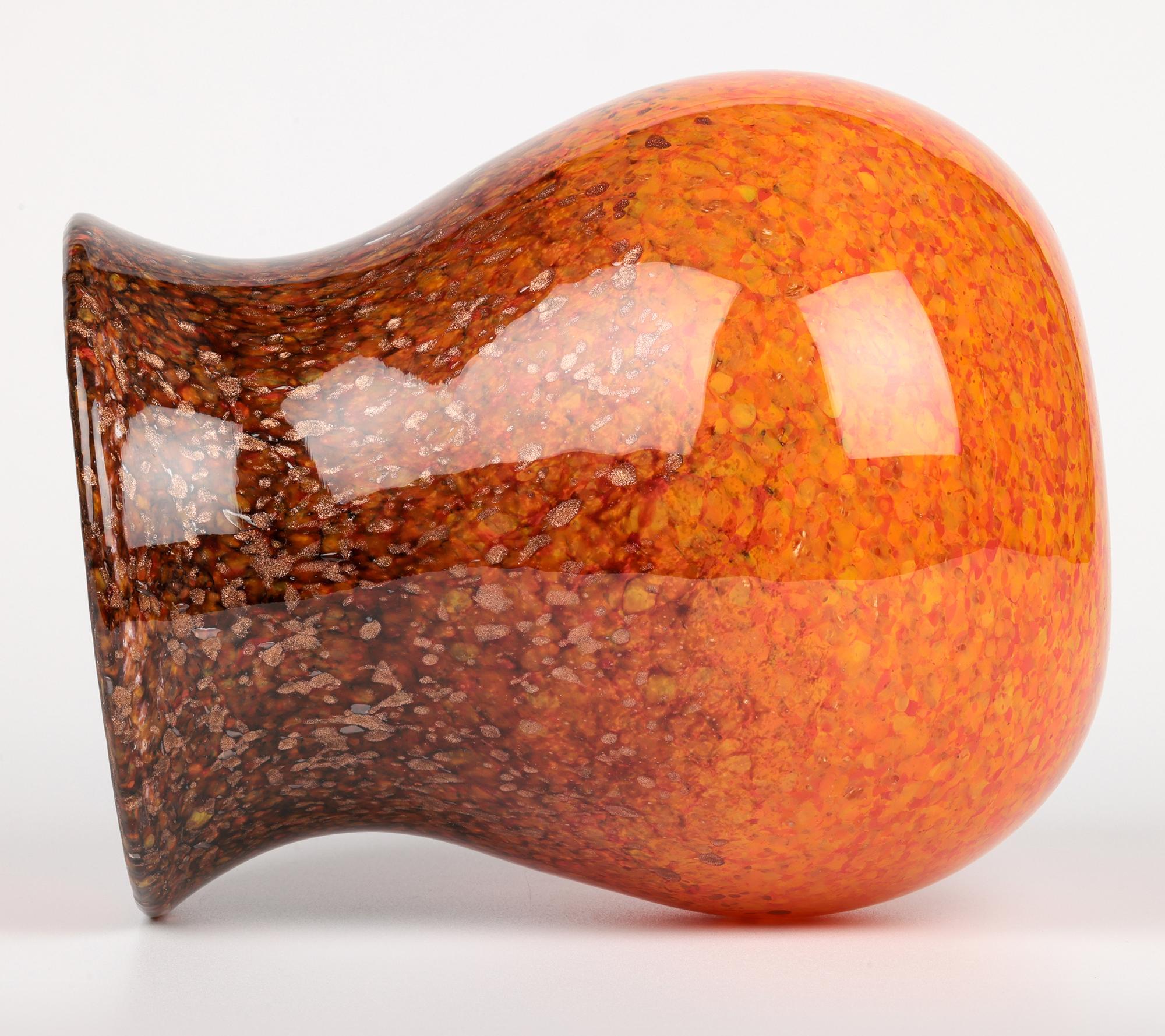 Vaso in vetro artistico scozzese Monart Art Deco grande arancione e marrone in vendita 2