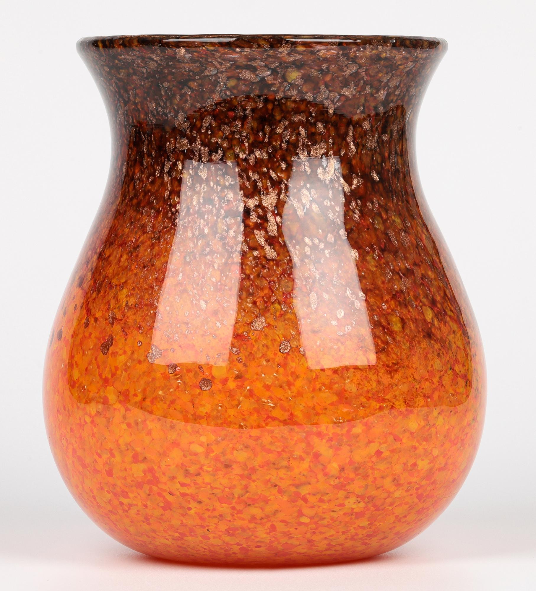 Vaso in vetro artistico scozzese Monart Art Deco grande arancione e marrone in vendita 3