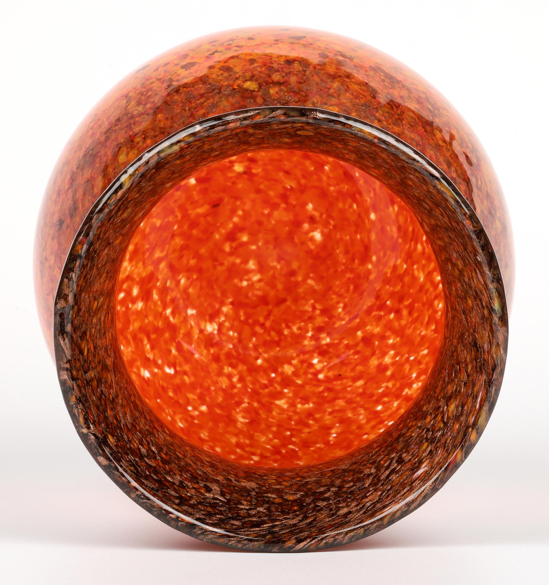 Vaso in vetro artistico scozzese Monart Art Deco grande arancione e marrone in vendita 5