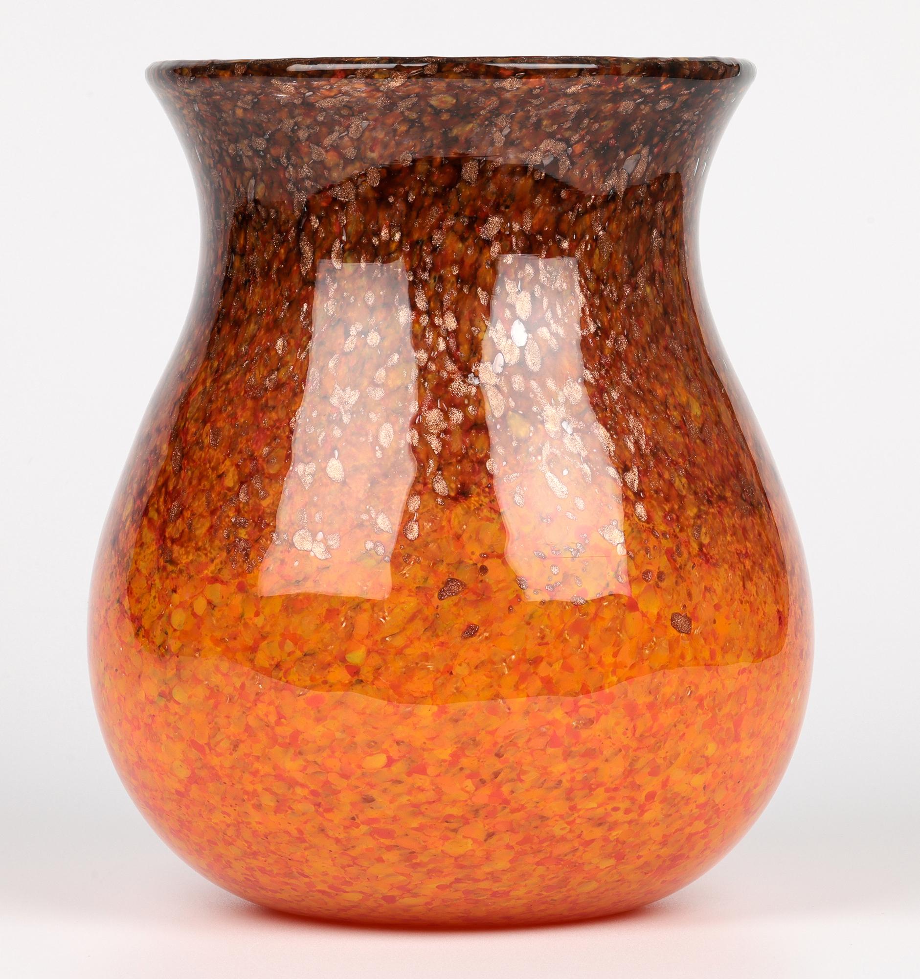 Vaso in vetro artistico scozzese Monart Art Deco grande arancione e marrone in vendita 6