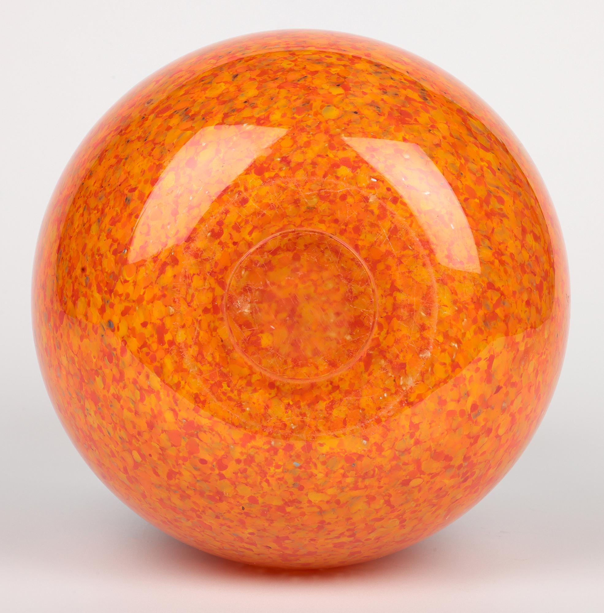 Vaso in vetro artistico scozzese Monart Art Deco grande arancione e marrone in vendita 7