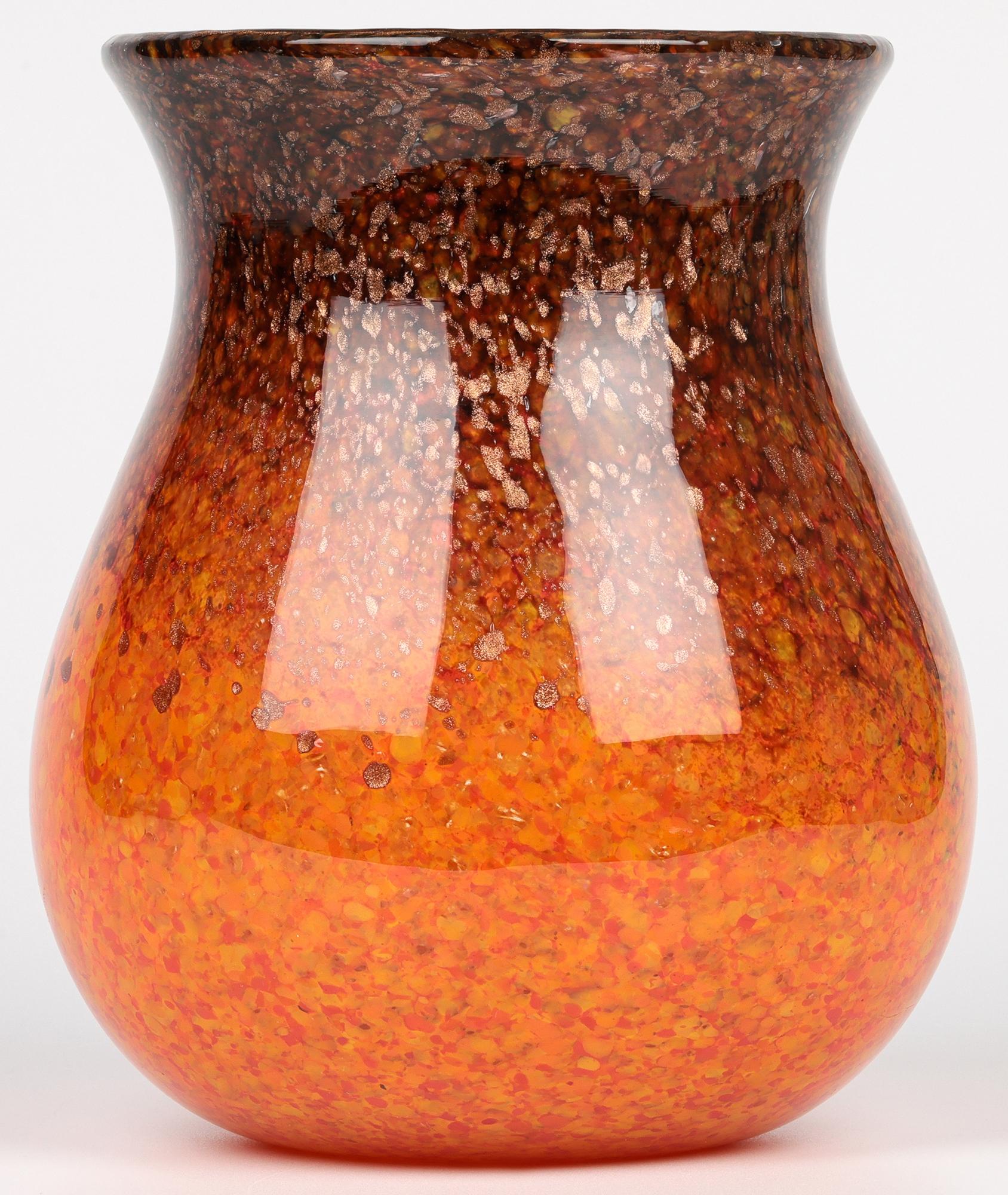 Vaso in vetro artistico scozzese Monart Art Deco grande arancione e marrone in vendita 8