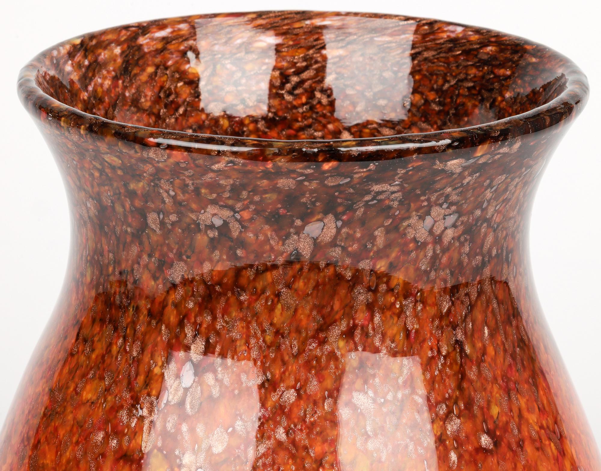 Un grande e straordinario vaso in vetro artistico scozzese Art Deco Monart di colore arancione con macchie di disegni marroni, creato da Salvador e Paul Ysart e datato probabilmente tra il 1925 e il 1930. 

Salvador Ysart si trasferì in Scozia dalla