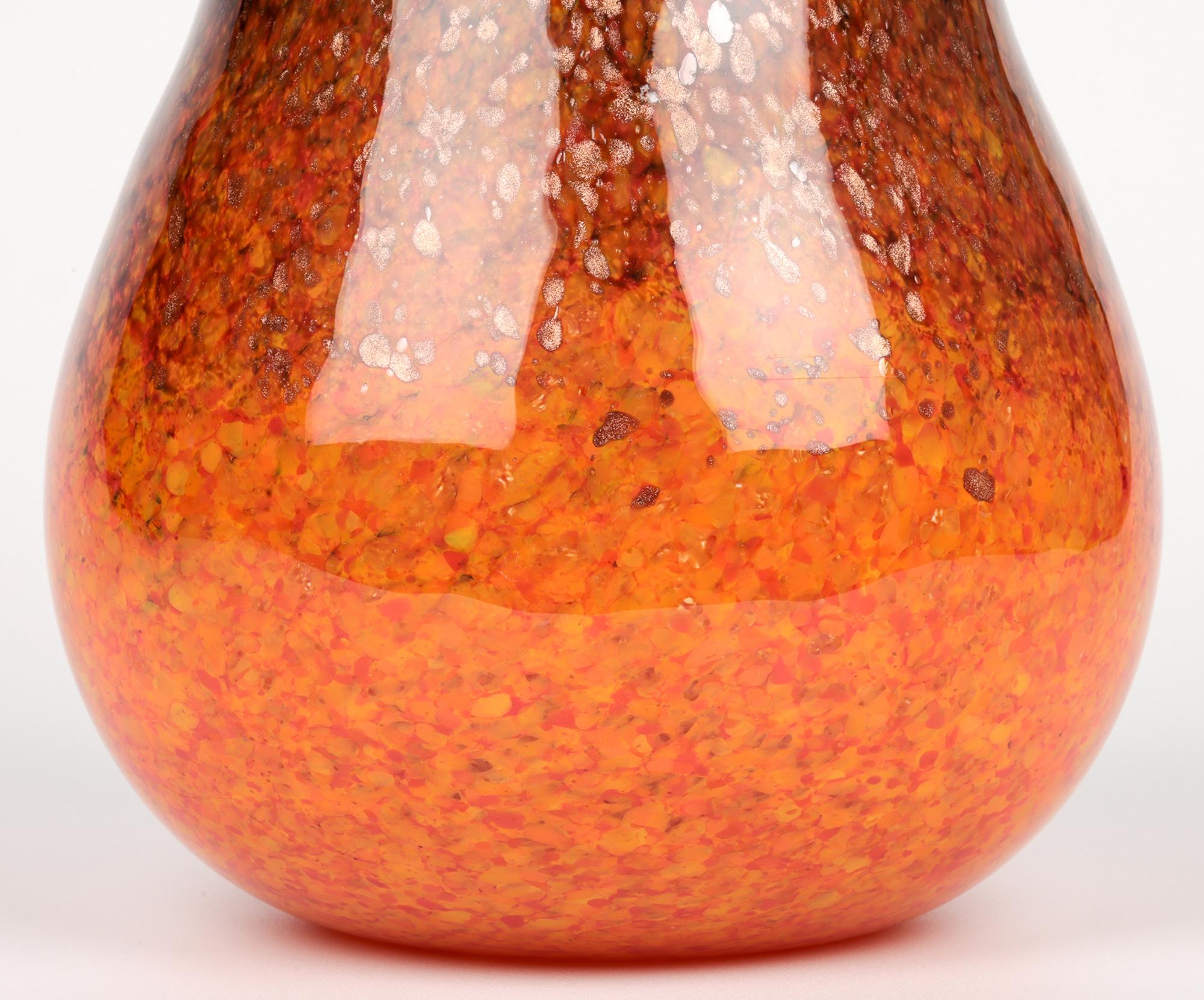 Art Déco Vaso in vetro artistico scozzese Monart Art Deco grande arancione e marrone in vendita