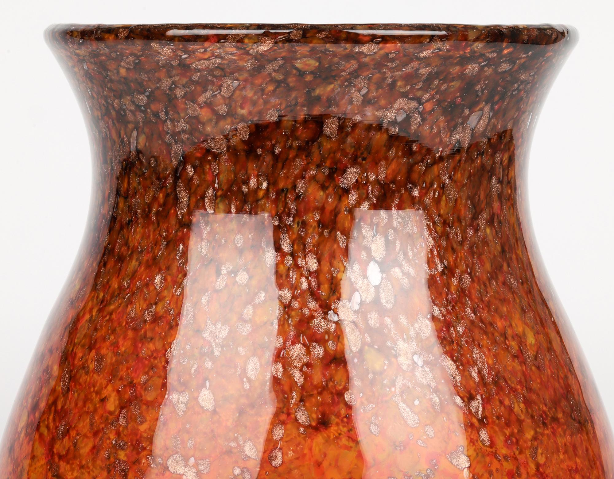 Scozzese Vaso in vetro artistico scozzese Monart Art Deco grande arancione e marrone in vendita