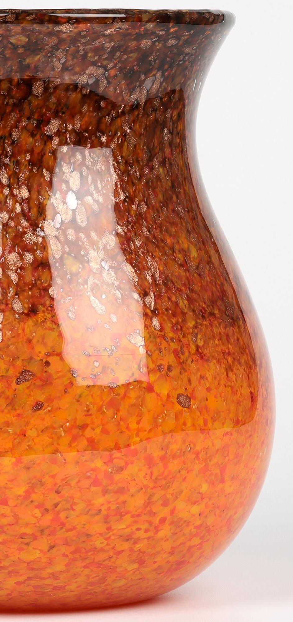 Fatto a mano Vaso in vetro artistico scozzese Monart Art Deco grande arancione e marrone in vendita