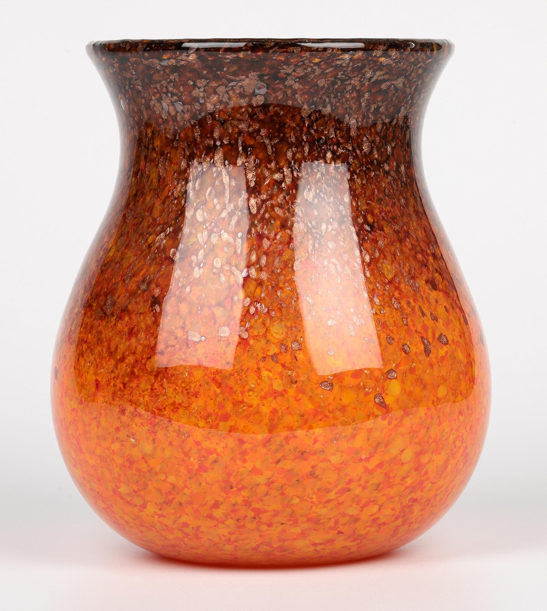 Vaso in vetro artistico scozzese Monart Art Deco grande arancione e marrone In condizioni buone in vendita a Bishop's Stortford, Hertfordshire