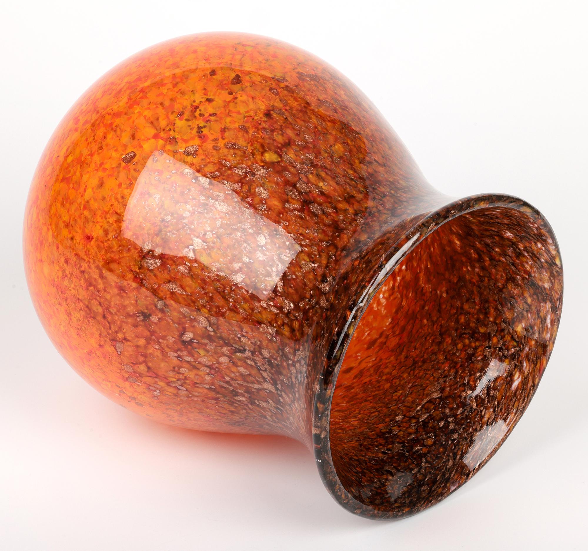 Inizio XX secolo Vaso in vetro artistico scozzese Monart Art Deco grande arancione e marrone in vendita