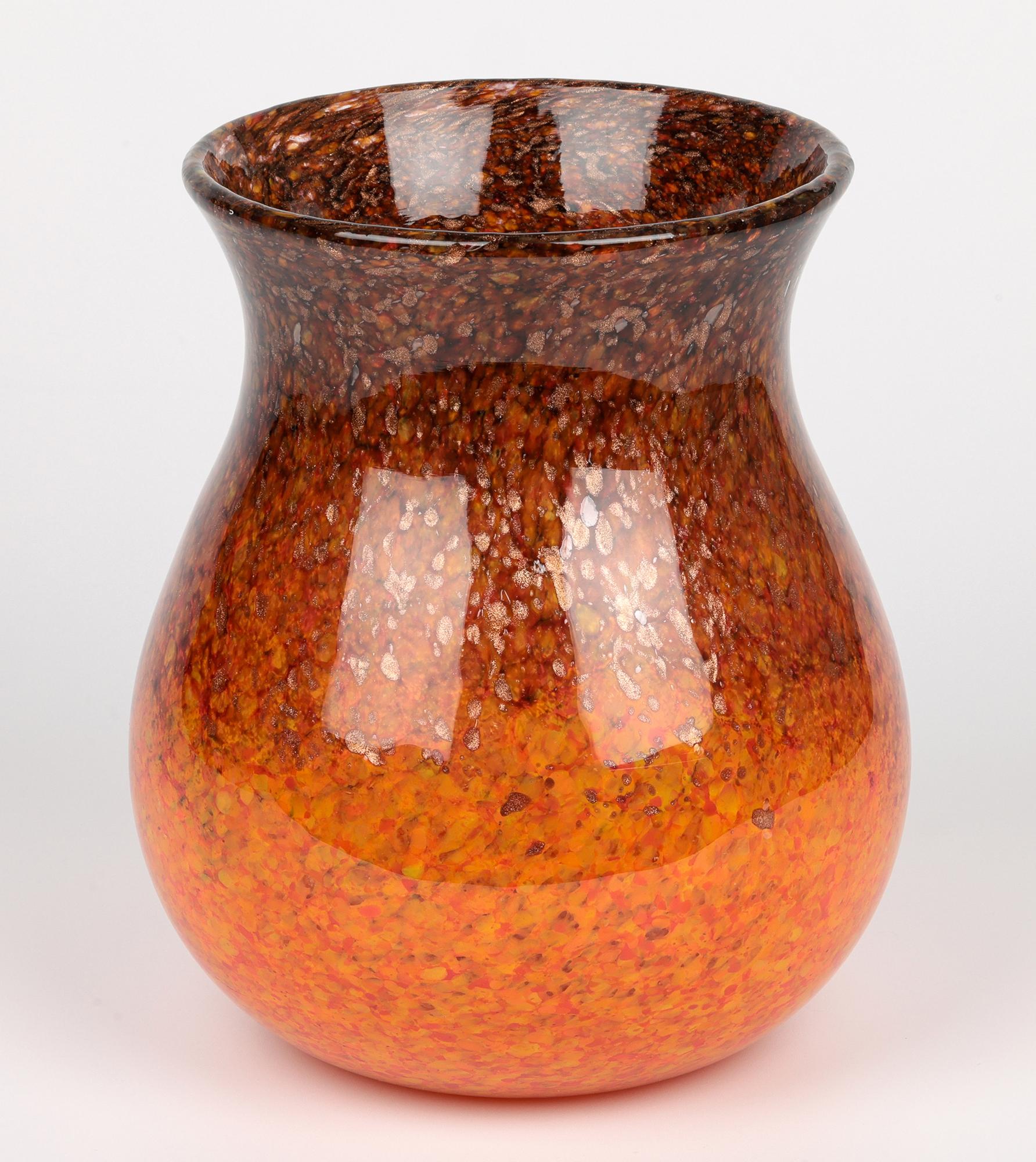 Vetro soffiato Vaso in vetro artistico scozzese Monart Art Deco grande arancione e marrone in vendita