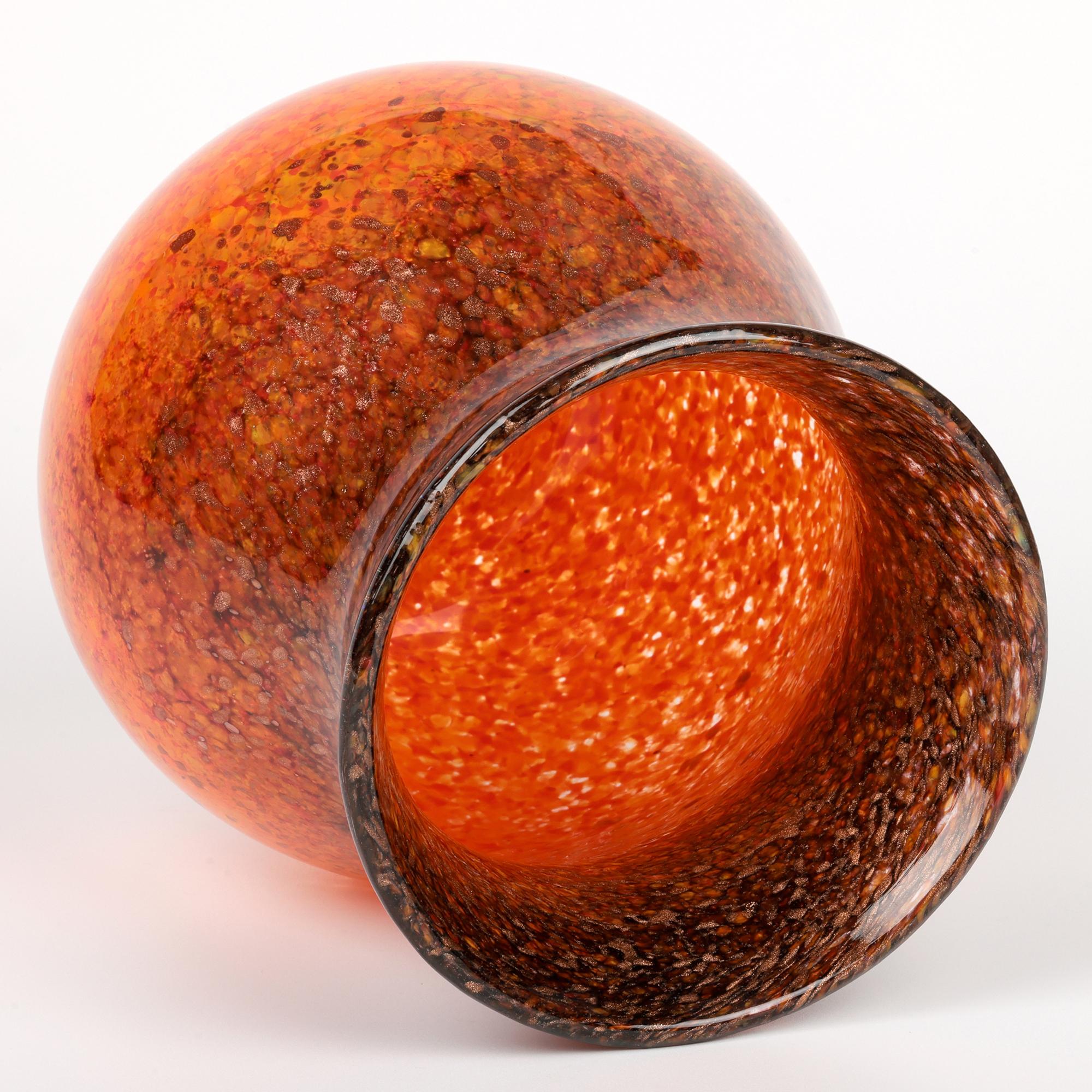 Vaso in vetro artistico scozzese Monart Art Deco grande arancione e marrone in vendita 1