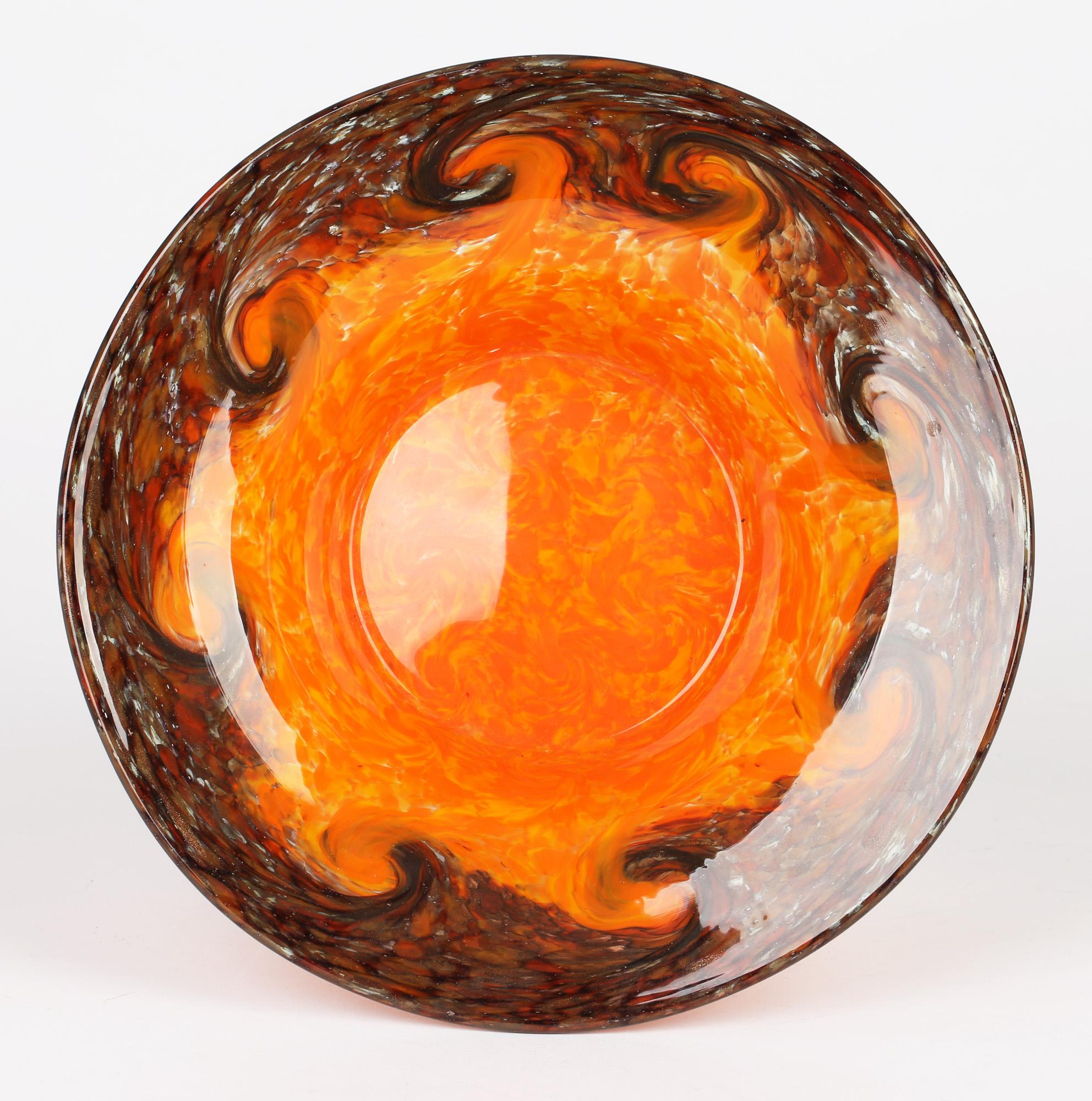 Cuenco escocés Art Decó de vidrio artístico naranja y marrón Monart siglo XX