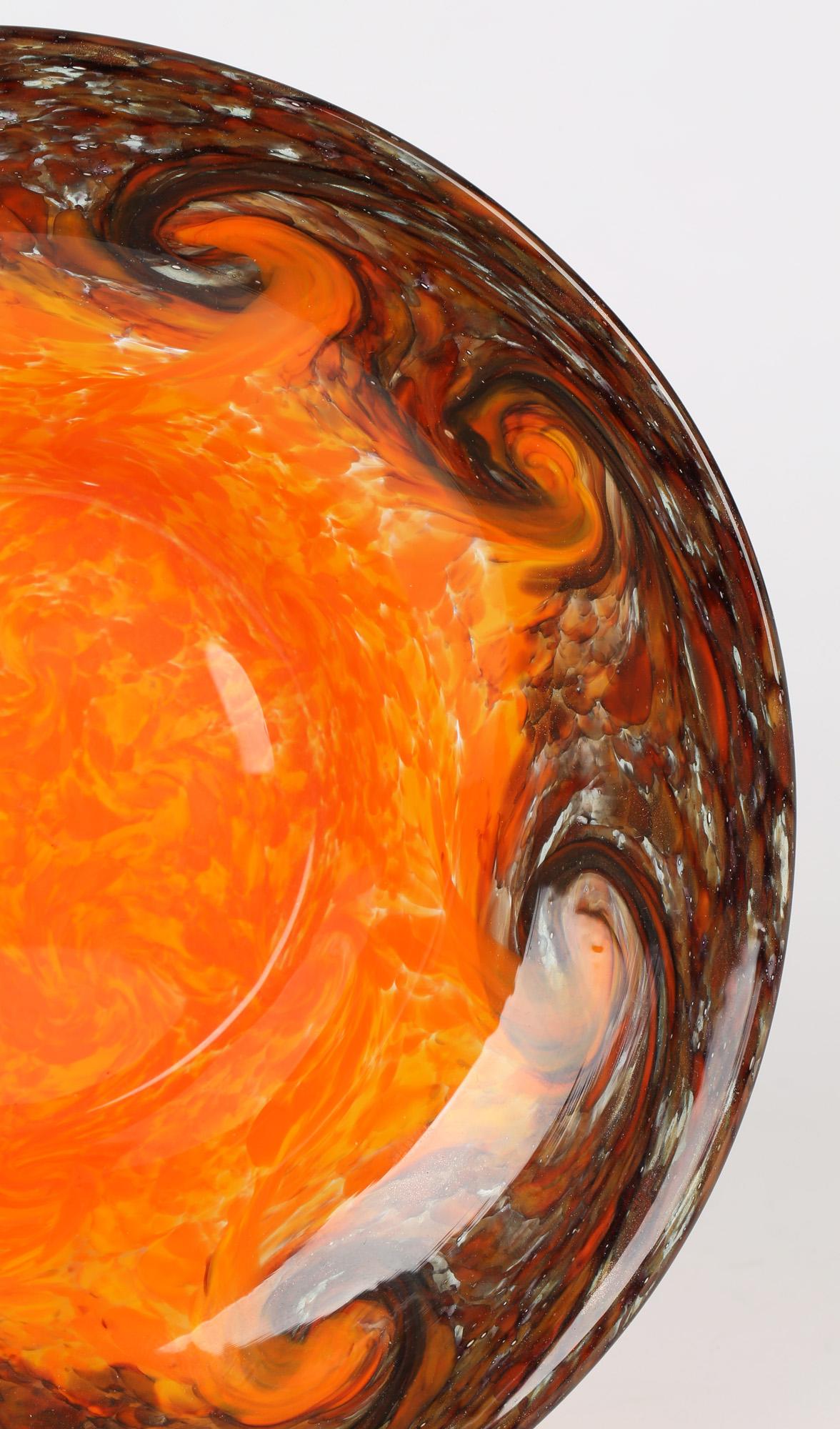 Monart Schottische Art-Déco-Schale aus orangefarbenem und braunem Kunstglas (Geblasenes Glas) im Angebot