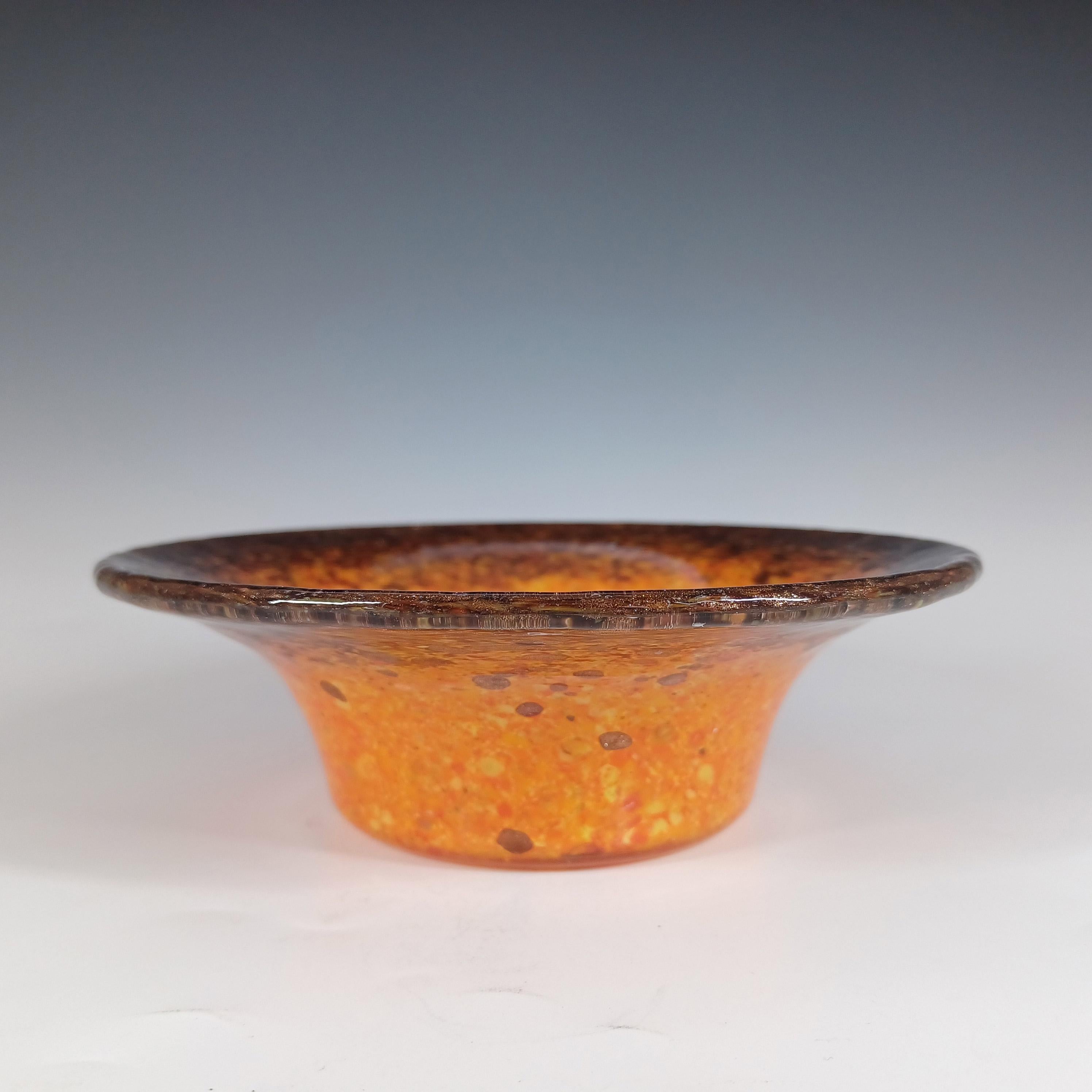Mid-Century Modern Monart UB Orange, Black & Copper Aventurine Vintage Glass Bowl (bol en verre vintage) en vente