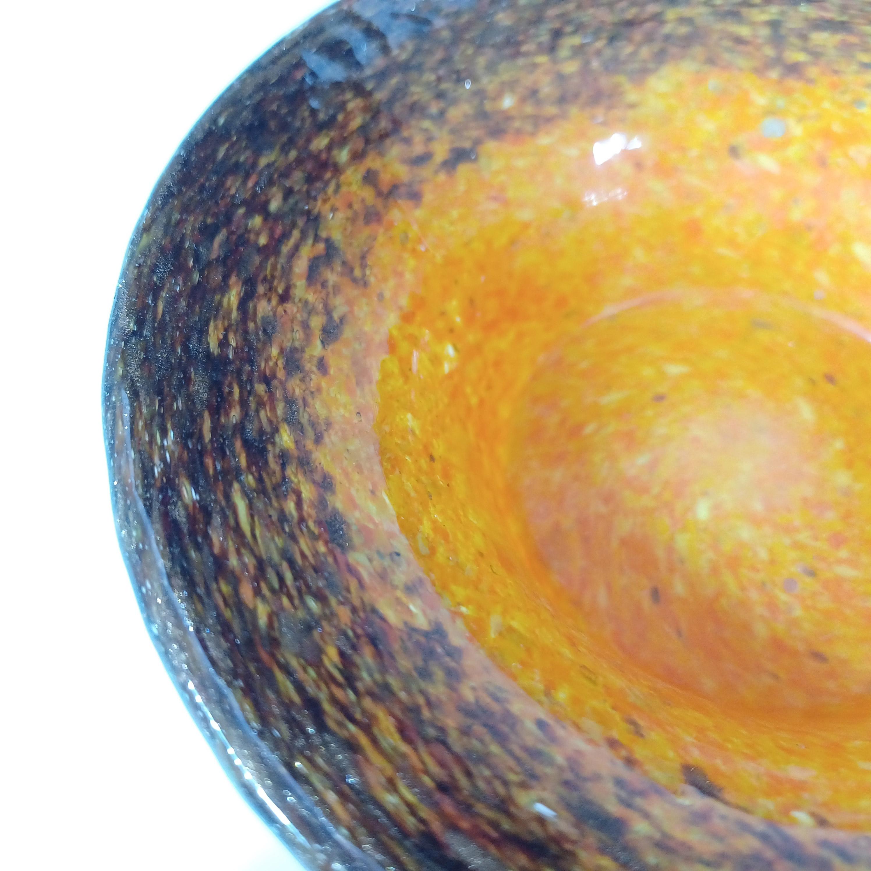 Britannique Monart UB Orange, Black & Copper Aventurine Vintage Glass Bowl (bol en verre vintage) en vente