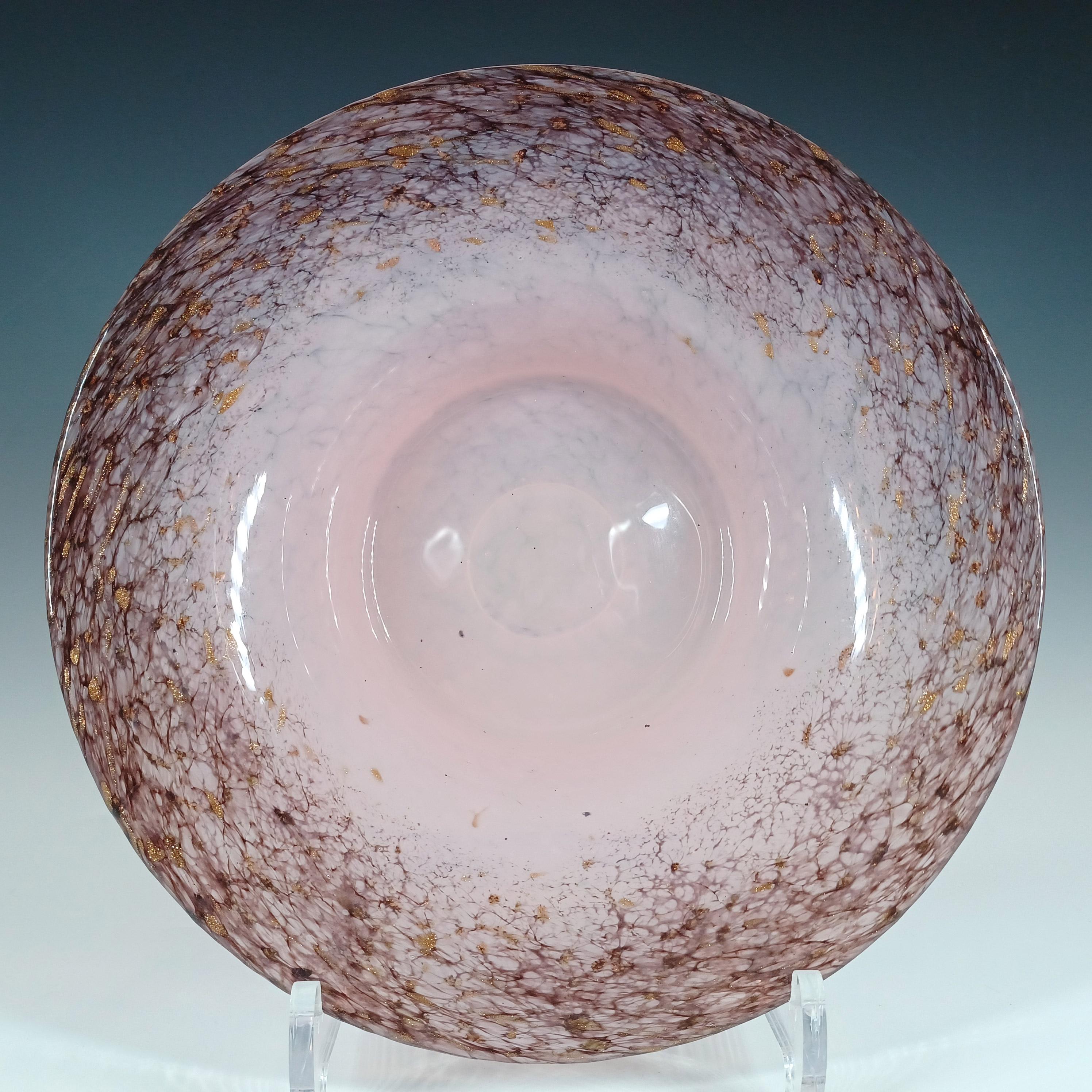 Un cuenco Monart de vidrio moteado rosa y negro con motas de aventurina cobriza. Fabricado por la fábrica escocesa Moncrieff's en los años 30/40, número de modelo UB.VII. Desglosando el número del patrón, UB es el número de la forma, y VII es el