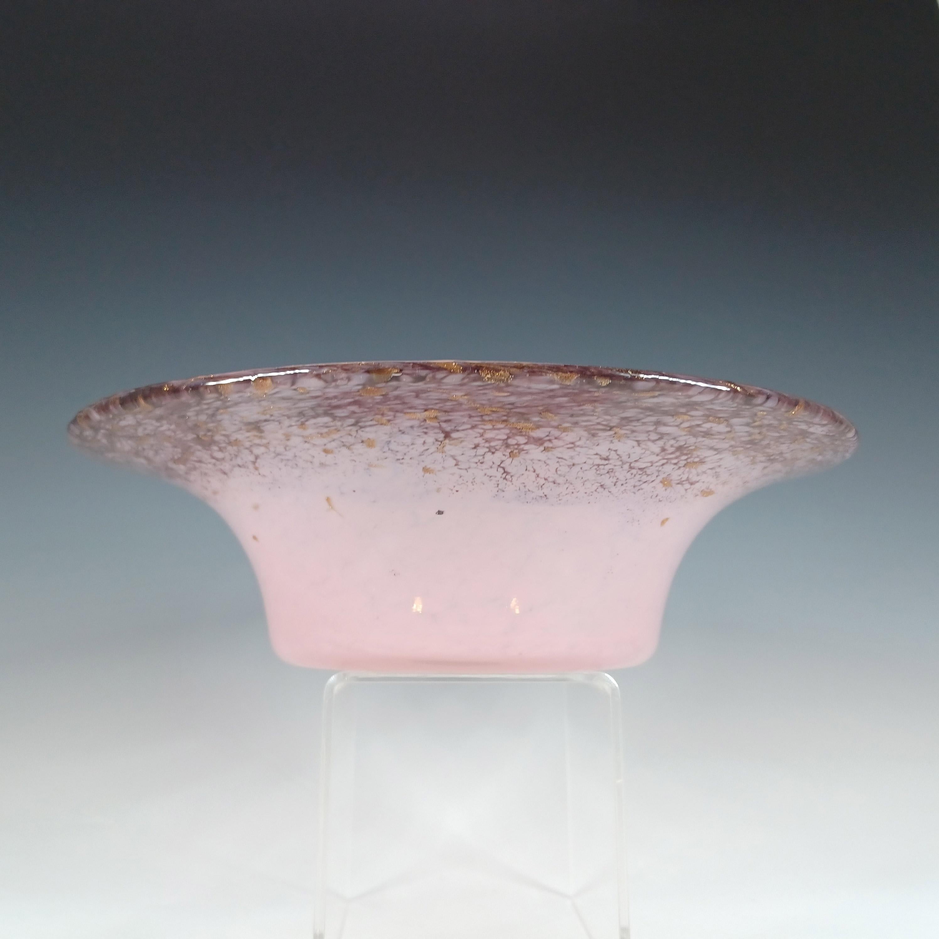 Monart UB.VII Tazón de vidrio vintage con aventurina de cobre rosa Británico en venta