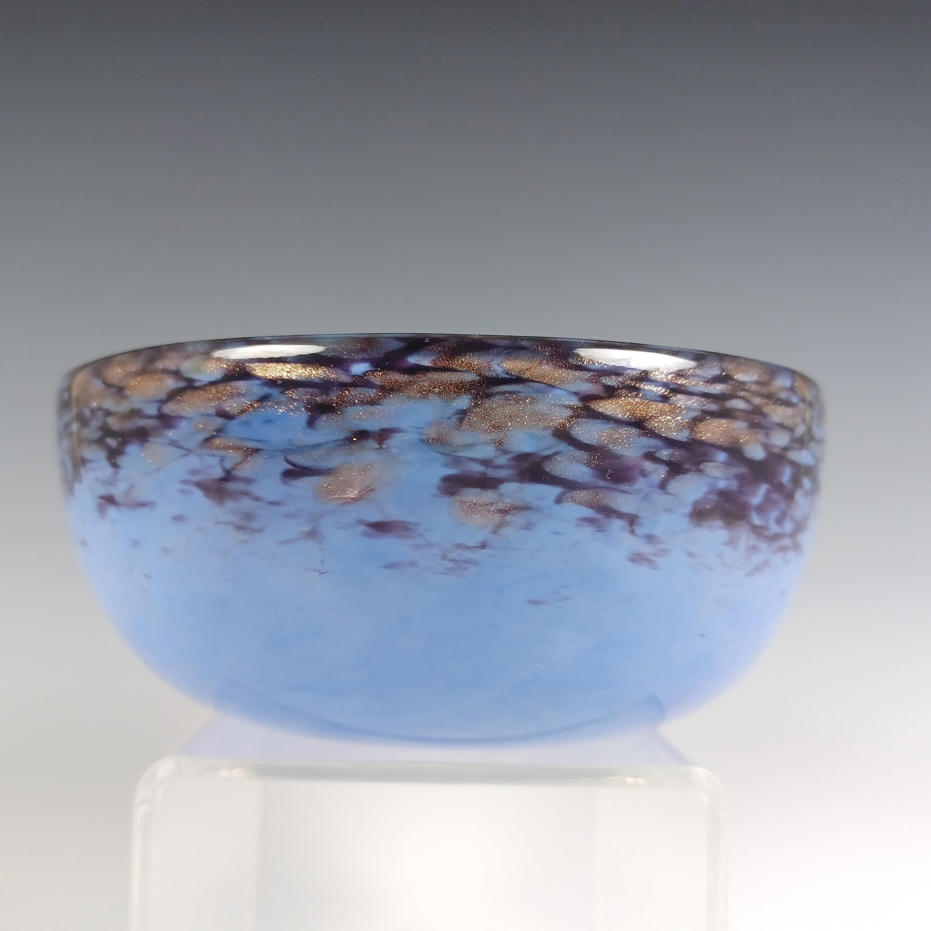Mid-Century moderno Ciotola in vetro avventurina vintage blu e nera Monart XI+.ZA in vendita
