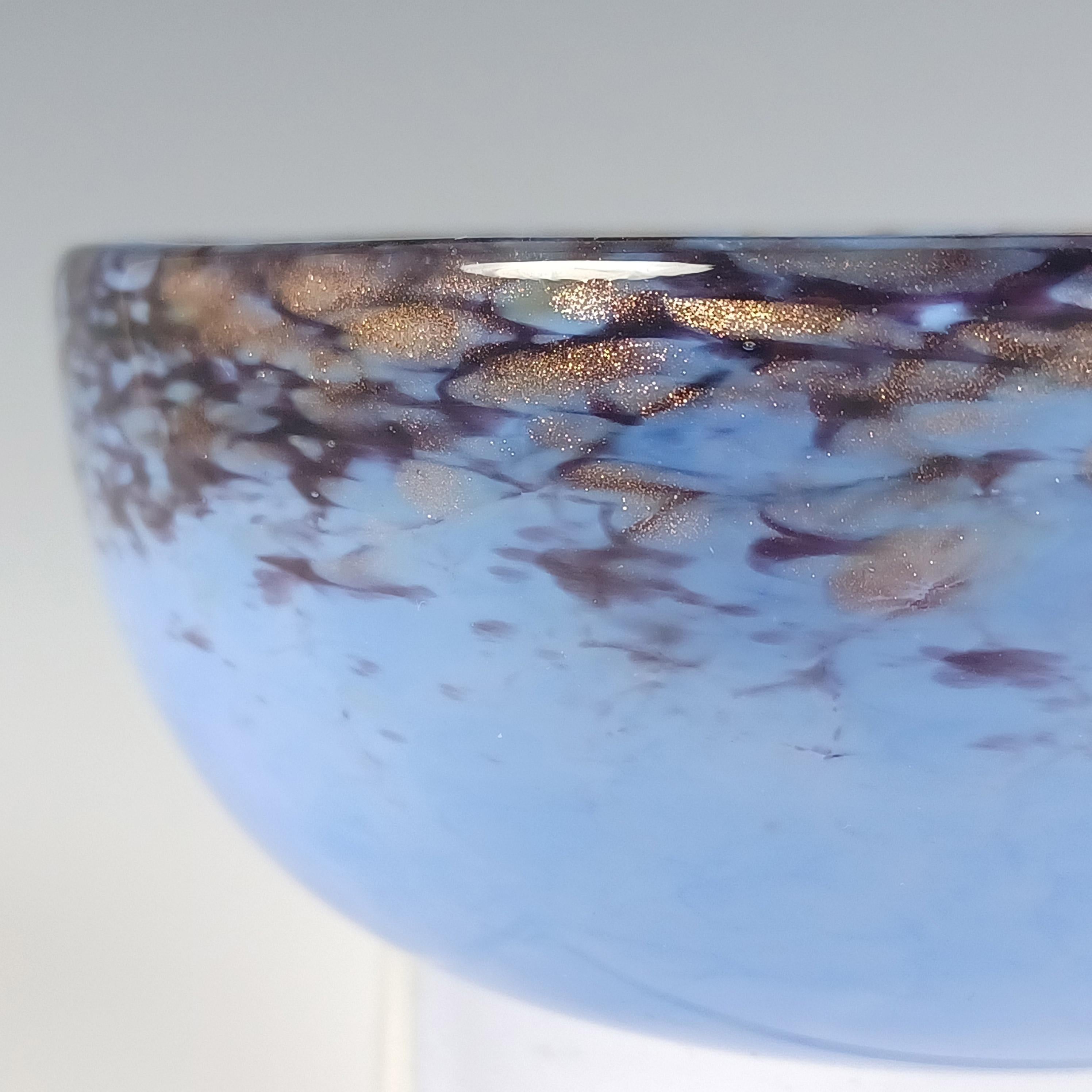 Metà XX secolo Ciotola in vetro avventurina vintage blu e nera Monart XI+.ZA in vendita